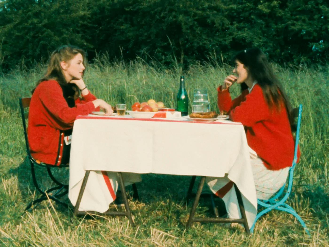 1400x1050 Discover and Film: Recreating Cinema's Dining Table Magic