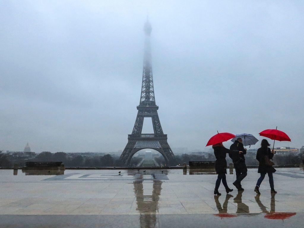 1024x768 Paris to Install Bulletproof Glass Walls Around Eiffel Tower