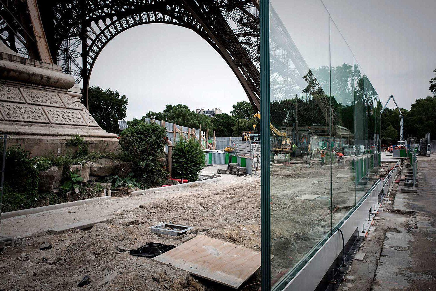 1496x1000 Here&rsquo;s What the Bulletproof Glass Wall Around the Eiffel