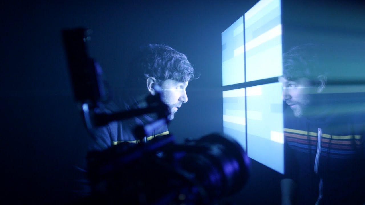 1280x720 Windows 10's new desktop wallpaper is made out of light