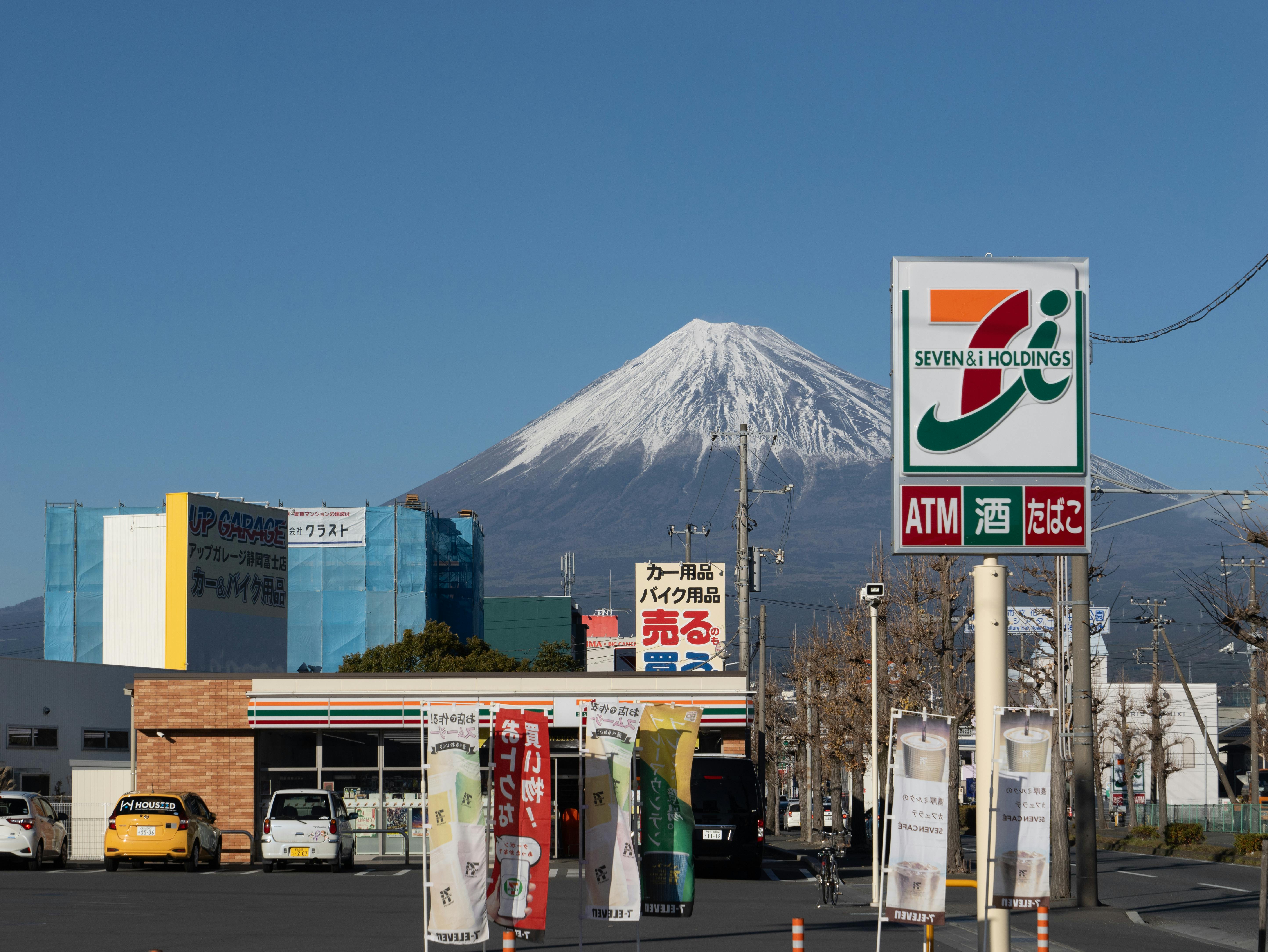 5776x4336 Store in Shizuoka with Mount Fuji in the Background · Free