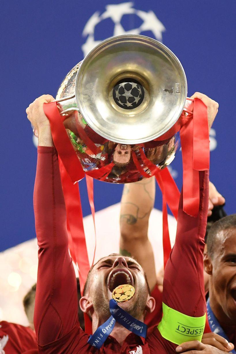 819x1227 Jordan Henderson Lifting The Champions League Trophy