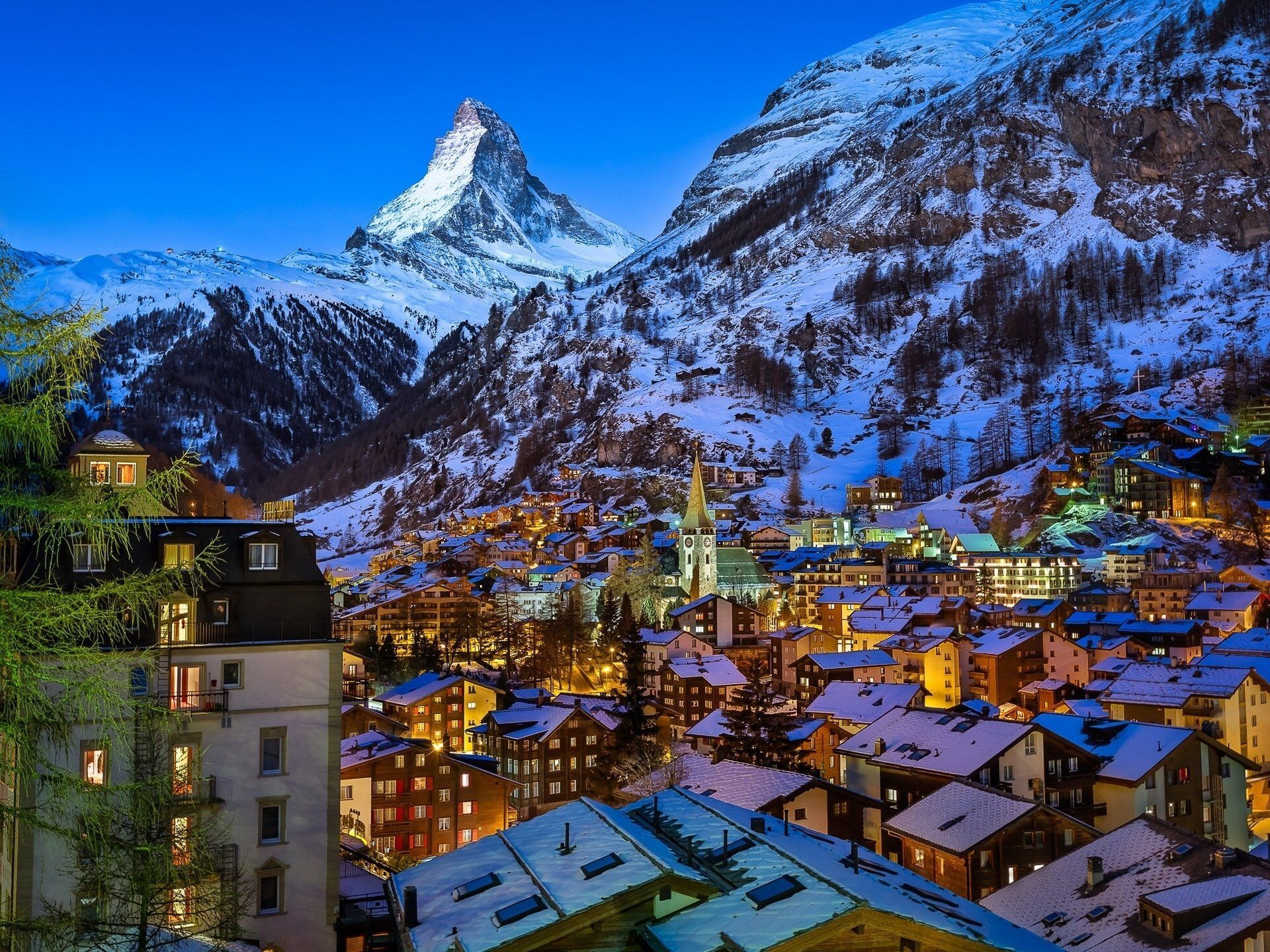 1920x1440 Winter Glow Over Swiss Alps: Snowy Matterhorn Village