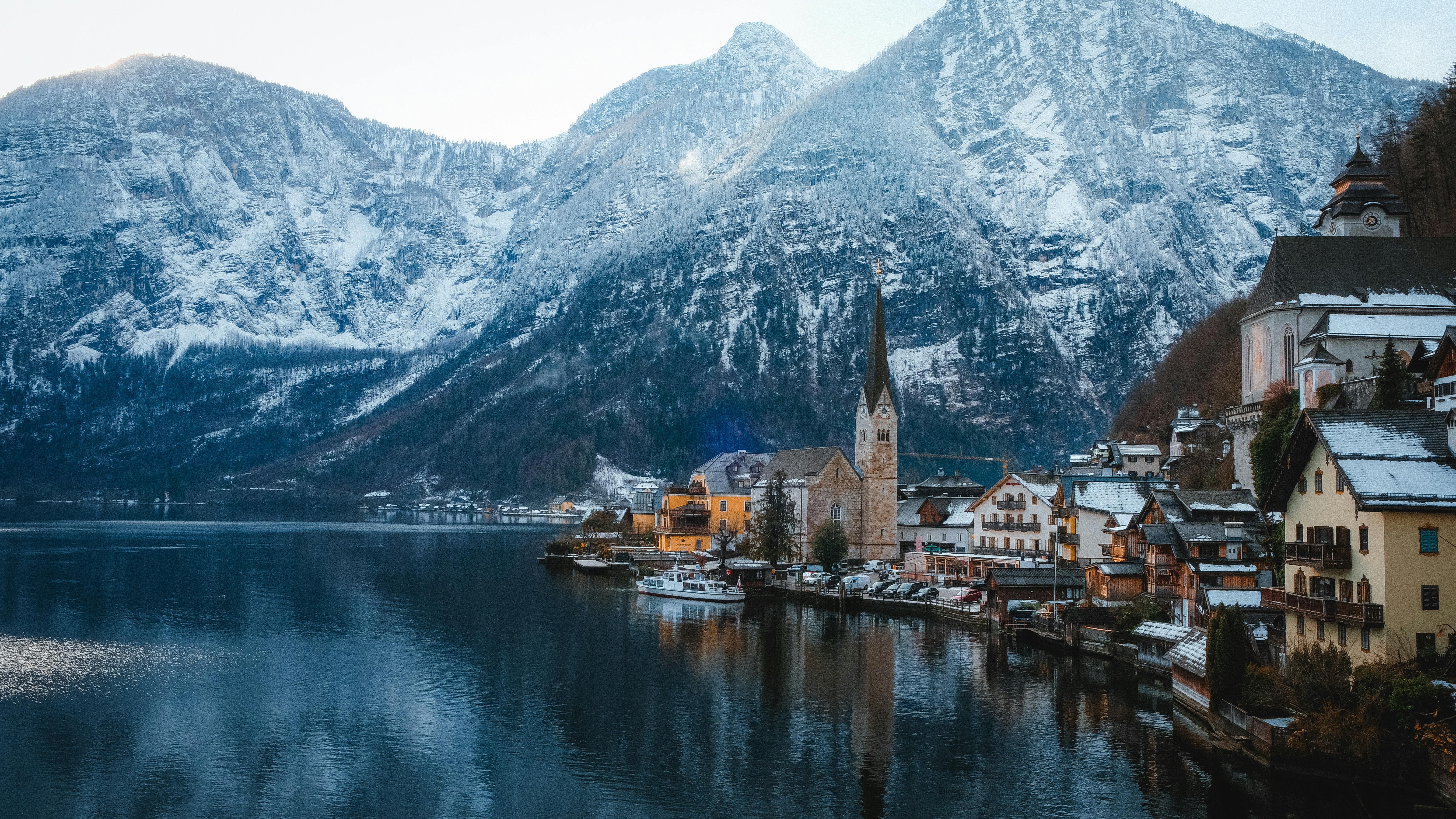6240x3512 Pictureque Winter Scene of Hallstatt in Austria · Free