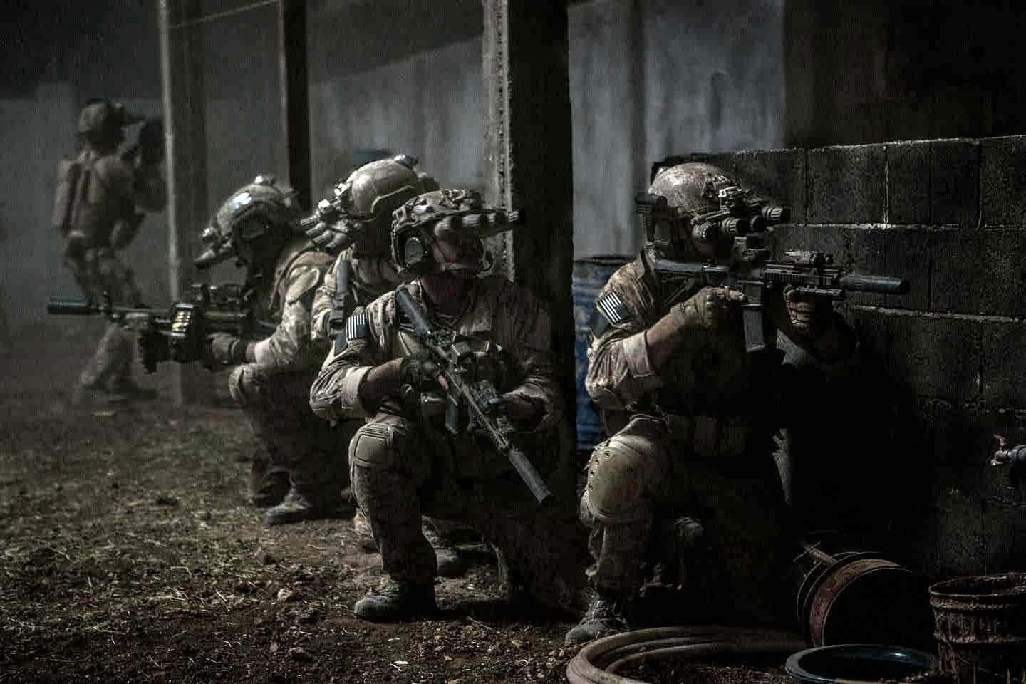 1440x960 Download Navy Seal Team Swimmers Emerge From the Sea Wallpaper