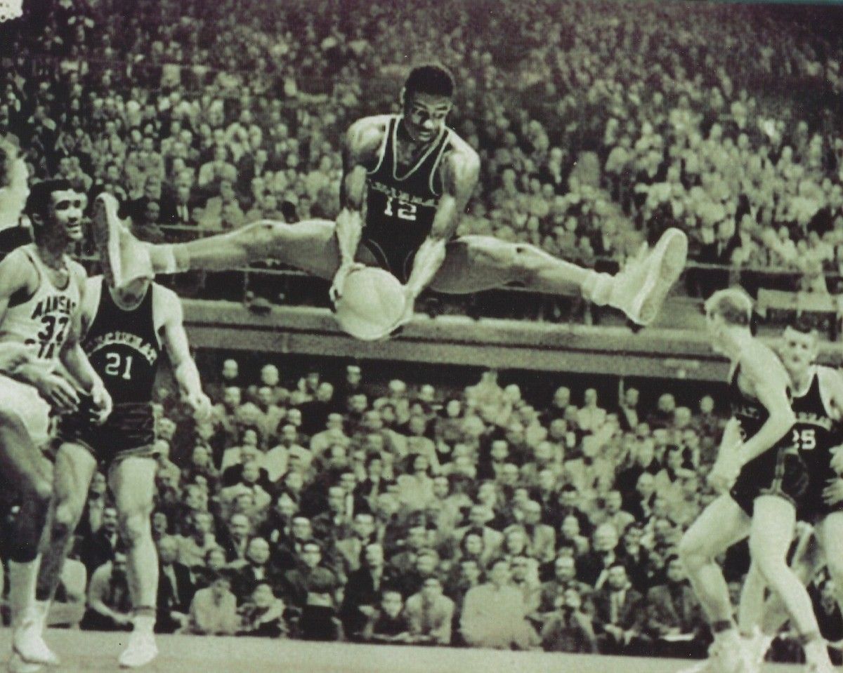 1200x959 OSCAR ROBERTSON 8X10 PHOTO CINCINNATI BEARCATS BASKETBALL NCAA REBOUNDING