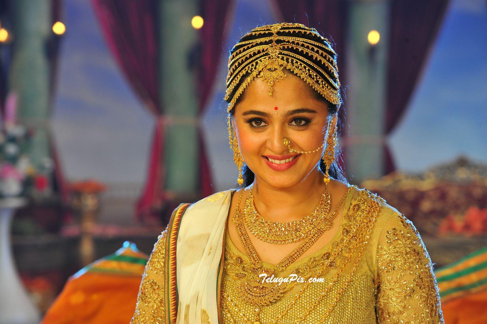 1600x1064 Anushka Shetty Latest Hq Image Wallpaper In Namo