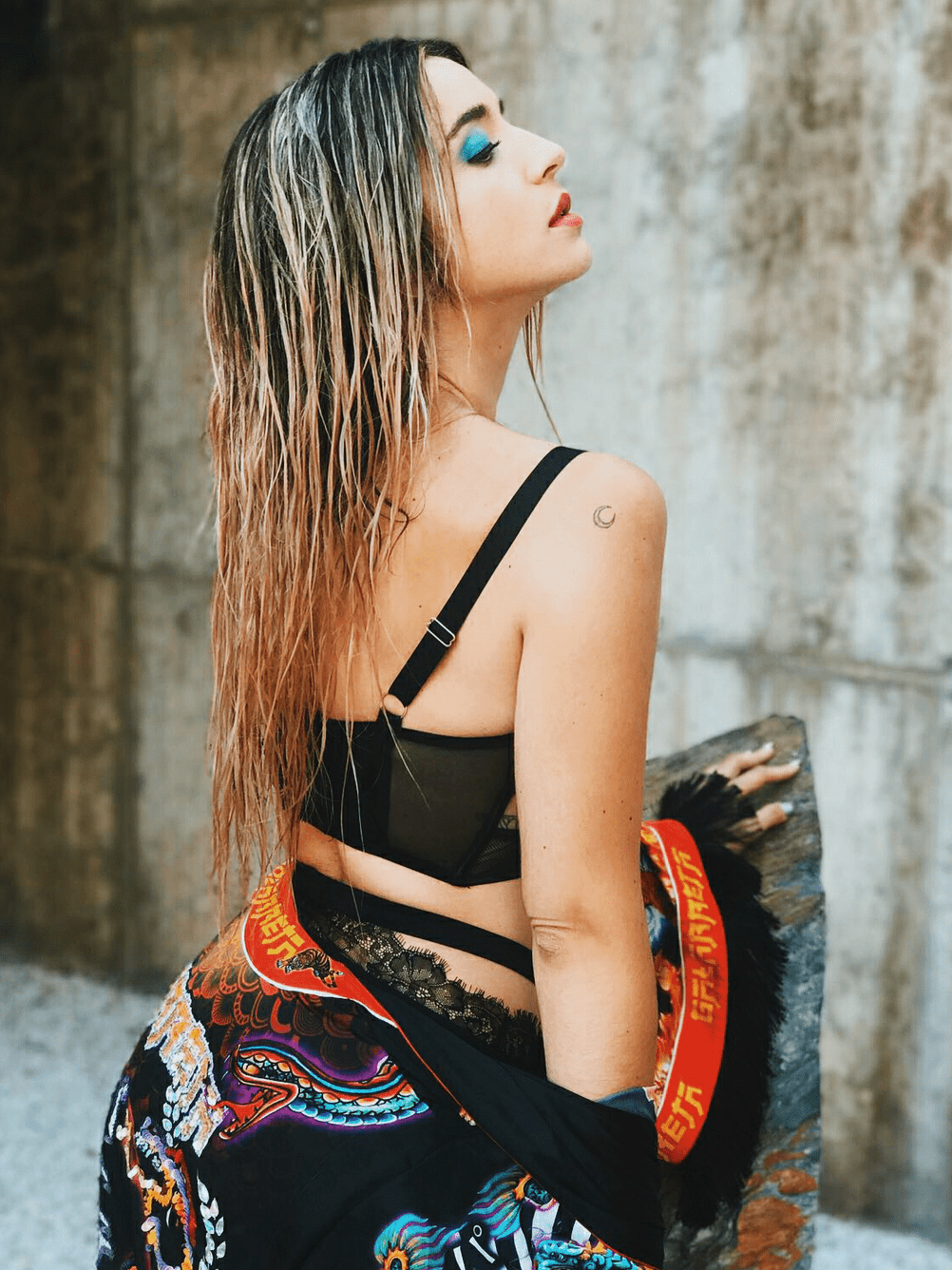 1002x1336 Lola Indigo Wallpaper