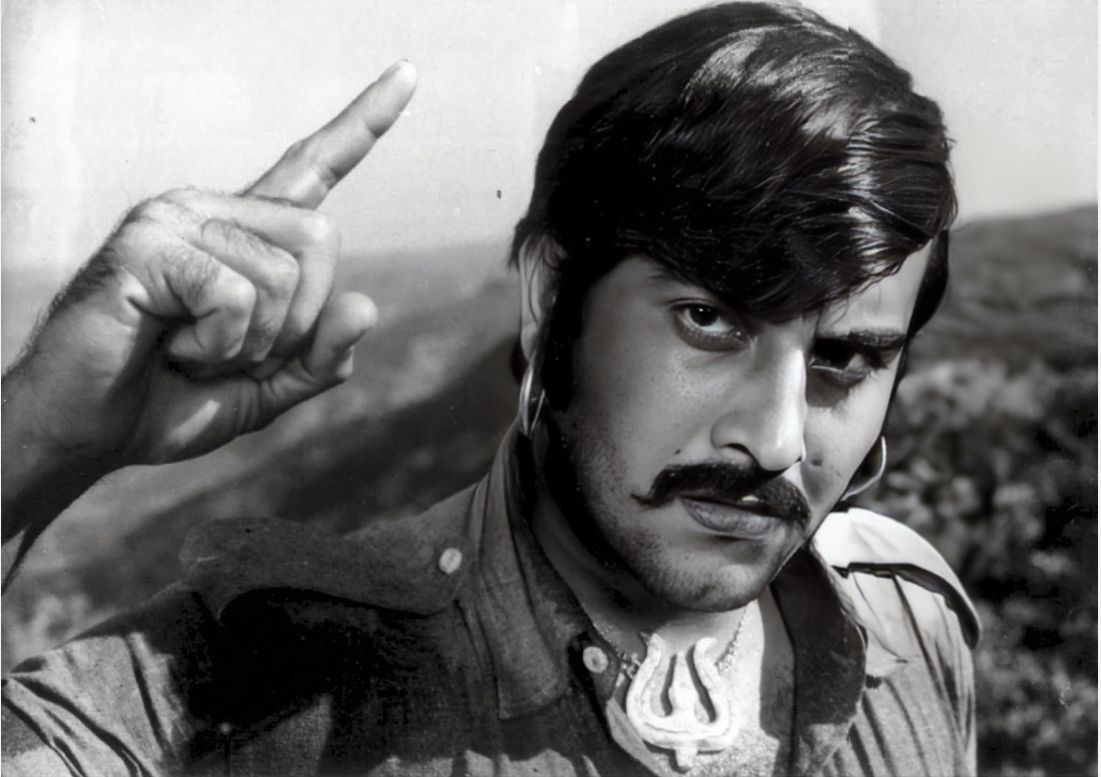 1101x777 Mera Gaon Mera Desh (1971)
