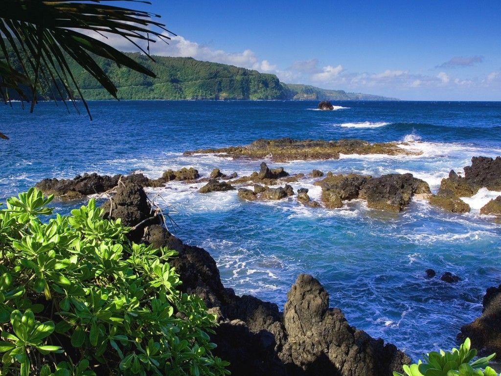 1024x768 Rocky ocean wallpaper