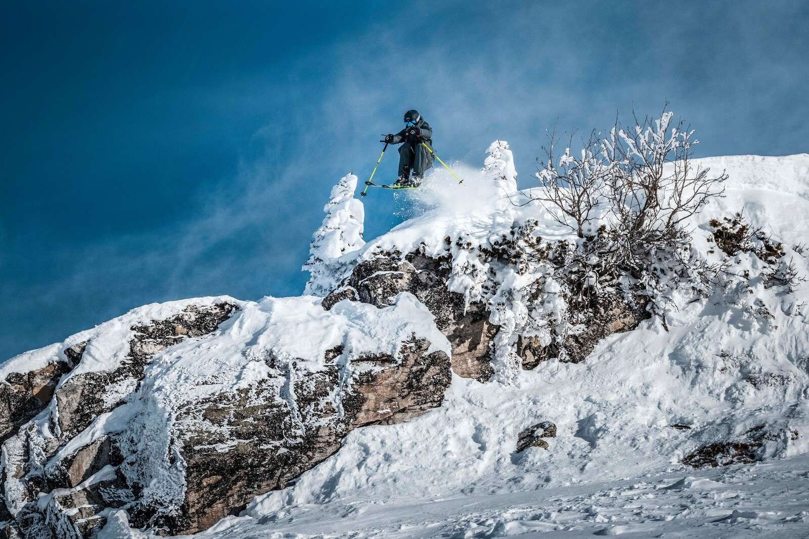 1600x1067 Wallpaper Mural skier in snowy mountain world
