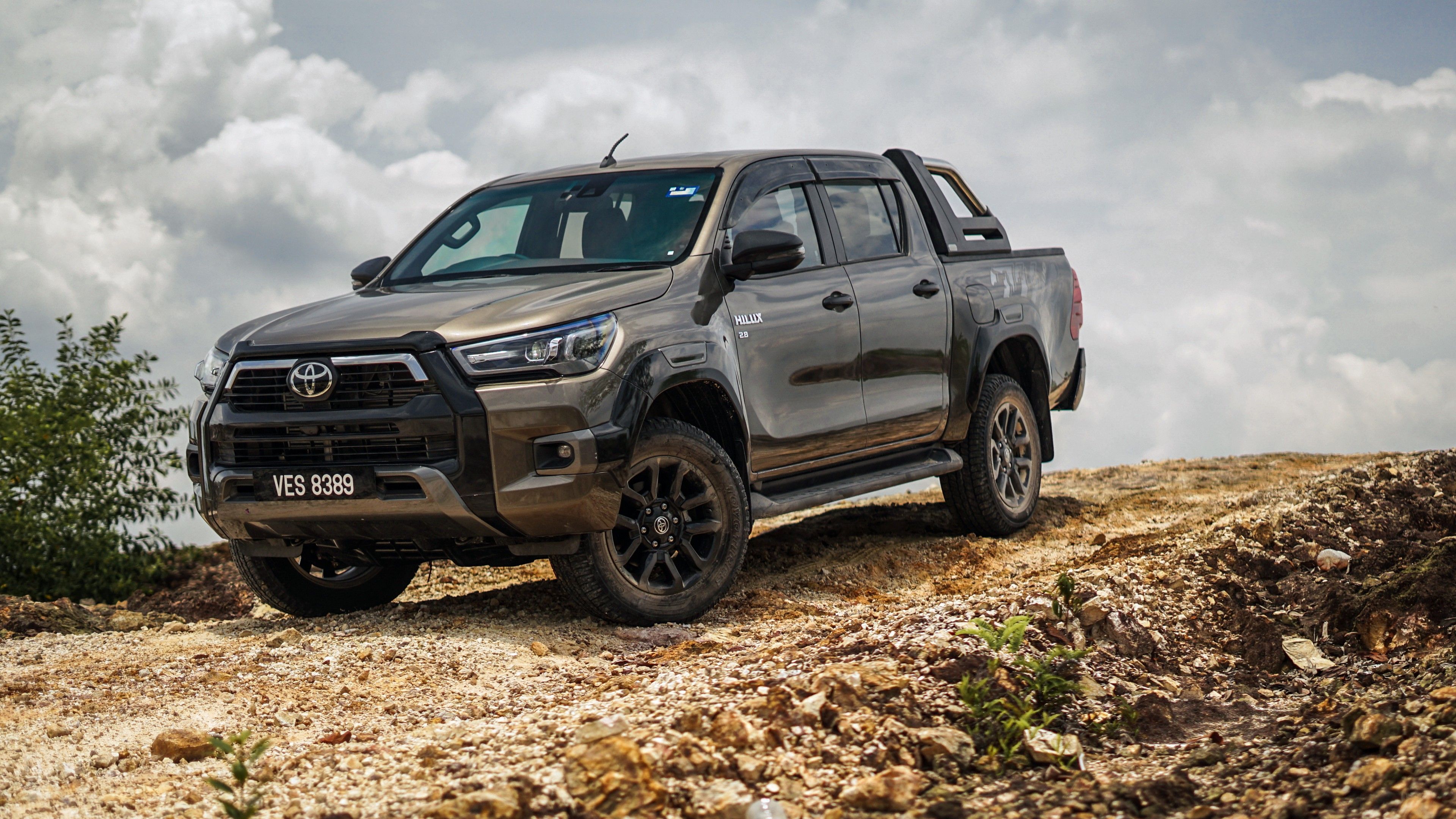 3840x2160 Toyota Hilux 2023 Wallpaper