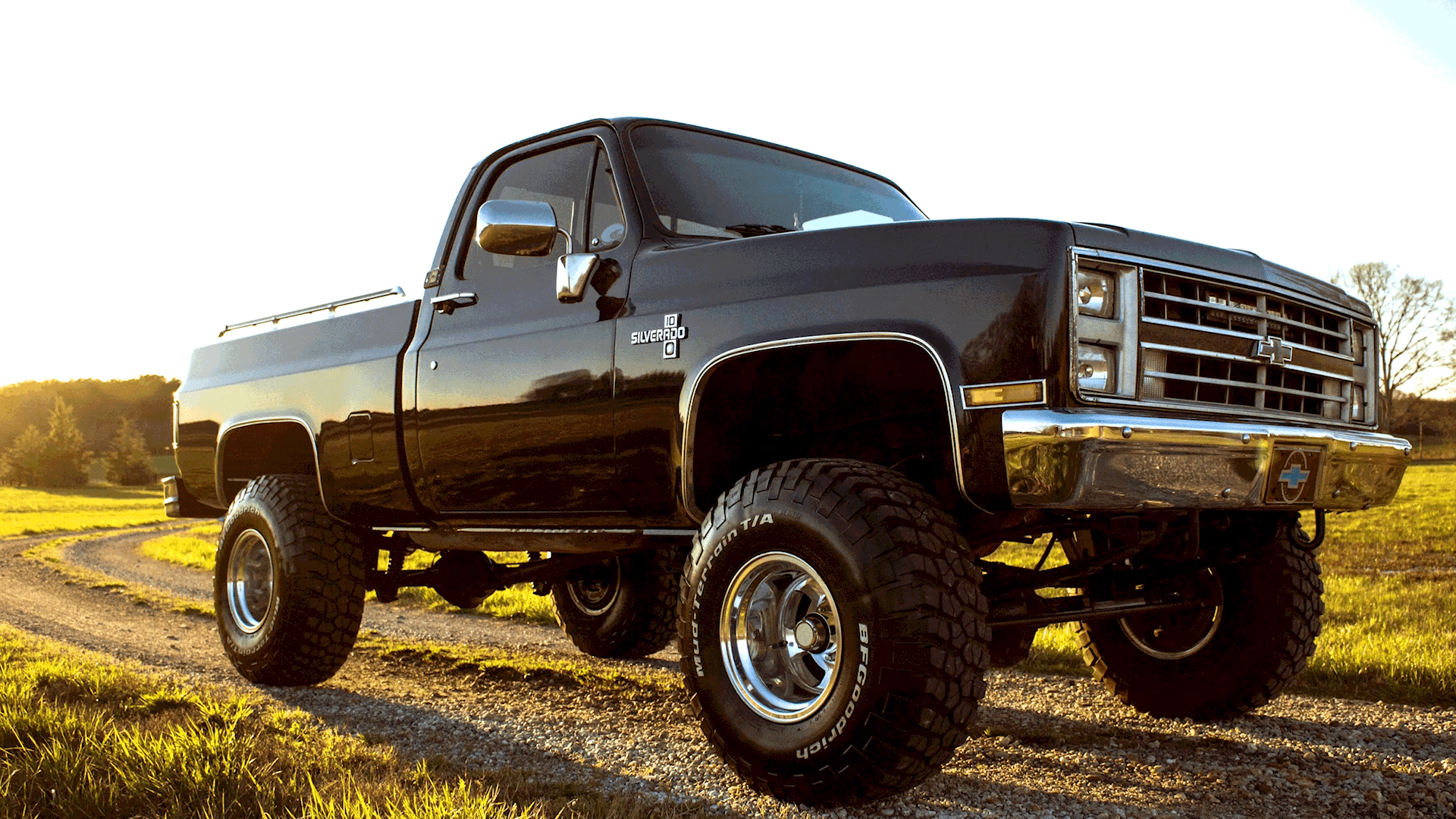 1920x1080 Square Body Truck Wallpaper