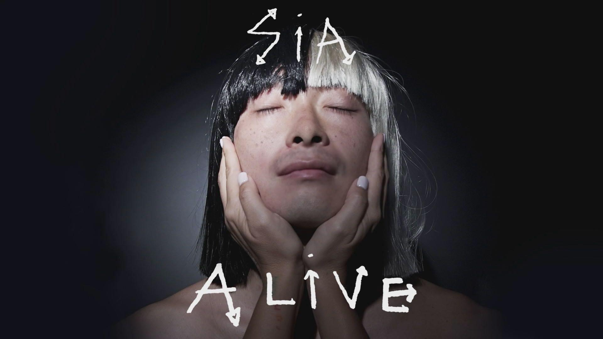 I m still alive. Sia 2022. Alive сиа. Сиа обои на телефон. Sia певица.