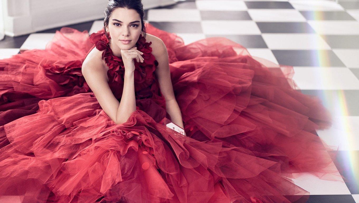 1360x768 Kendall Jenner in Nice Red Dress HD Wallpaper (1360x768)