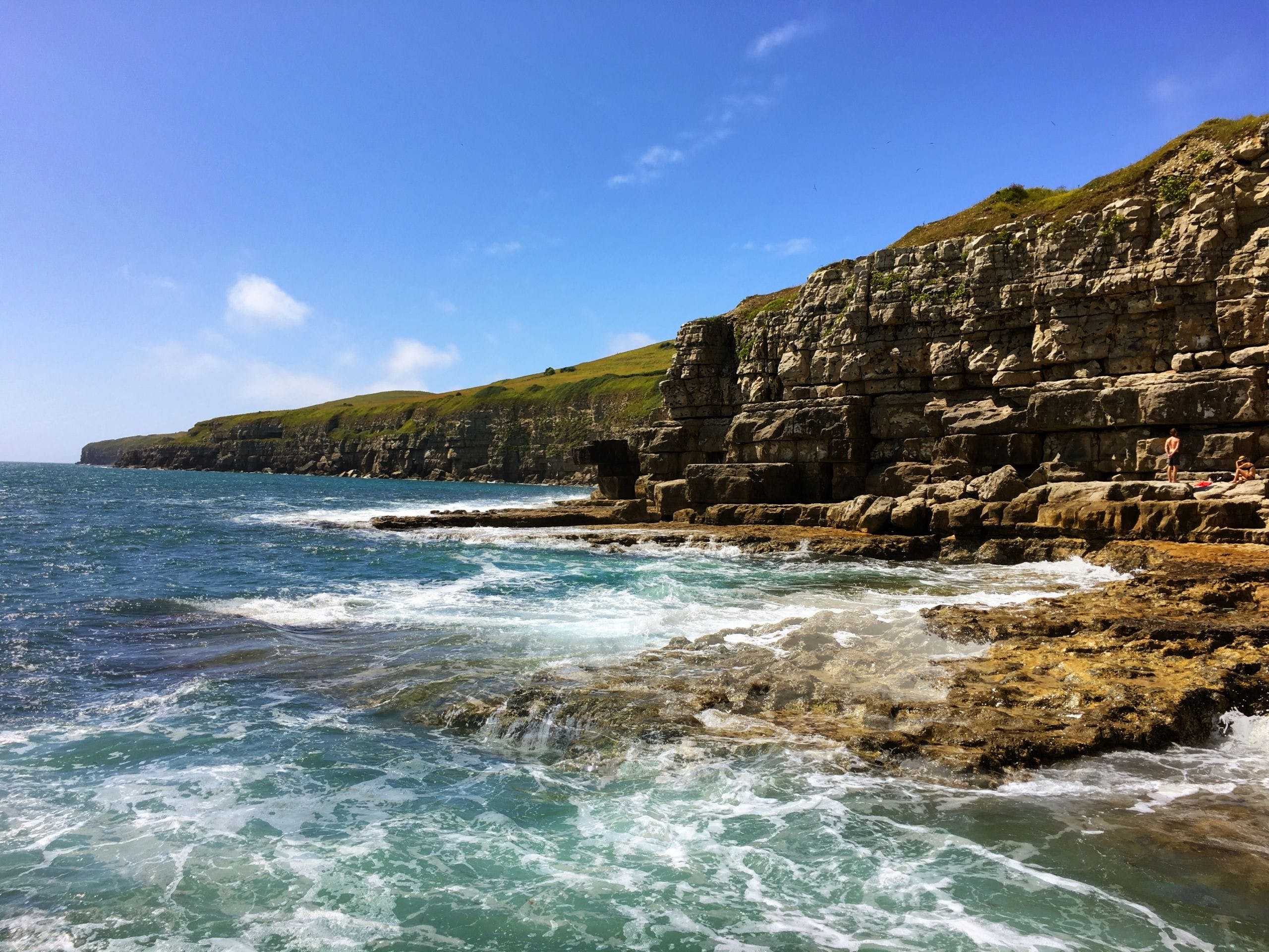 2560x1920 HD Ocean Cliff Wave Wallpaper
