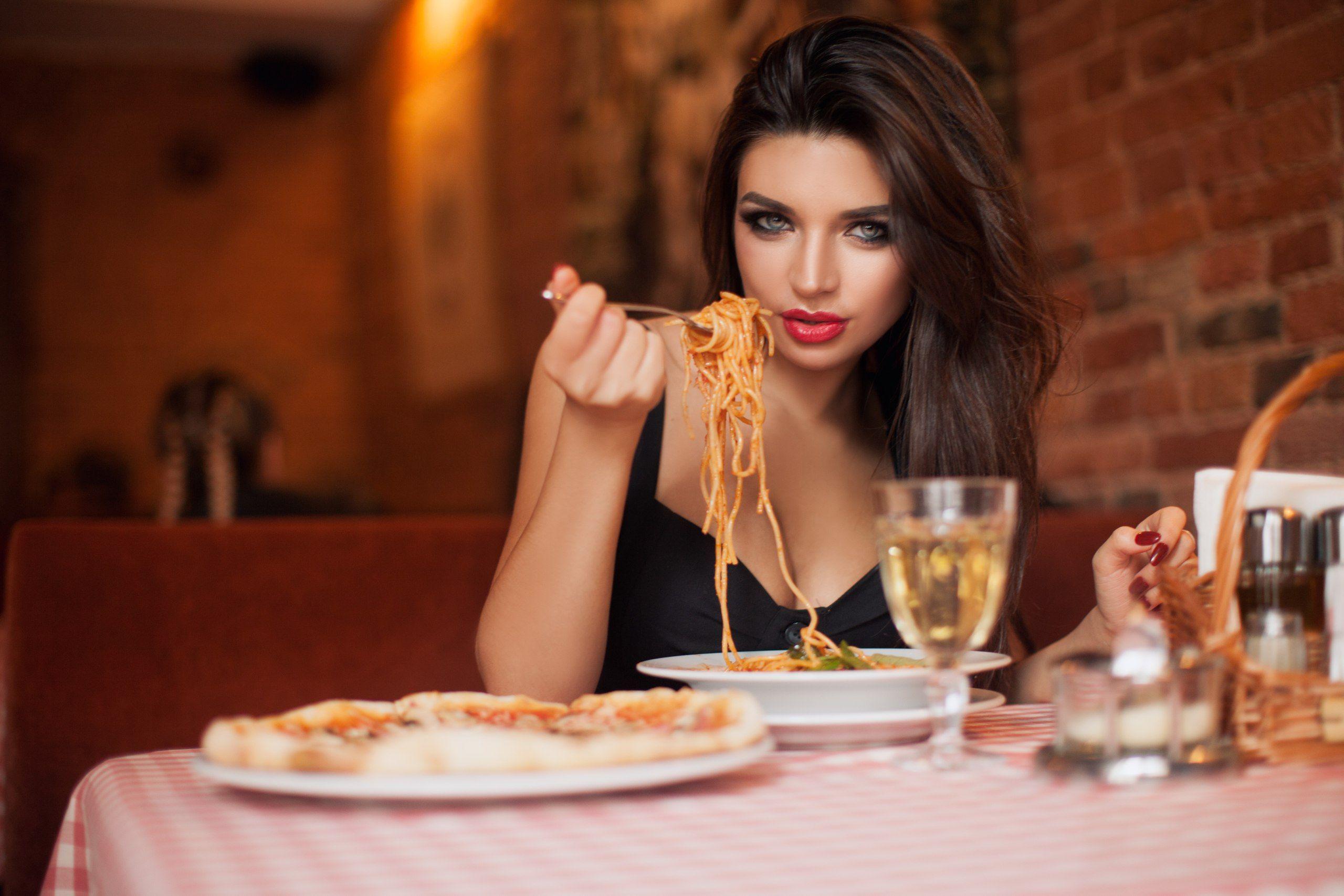 2560x1707 #eating, #table, #depth of field, #red lipstick, #long