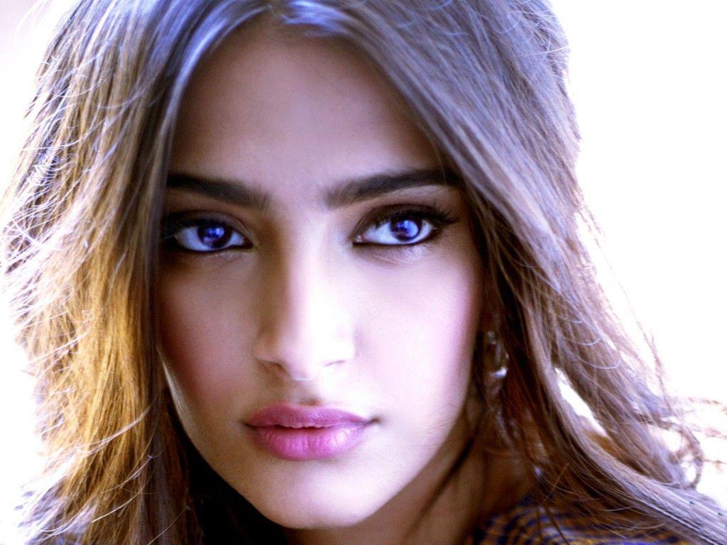 1024x768 Free Download Sonam Kapoor Cute Face Close Up 896 Wallpaper