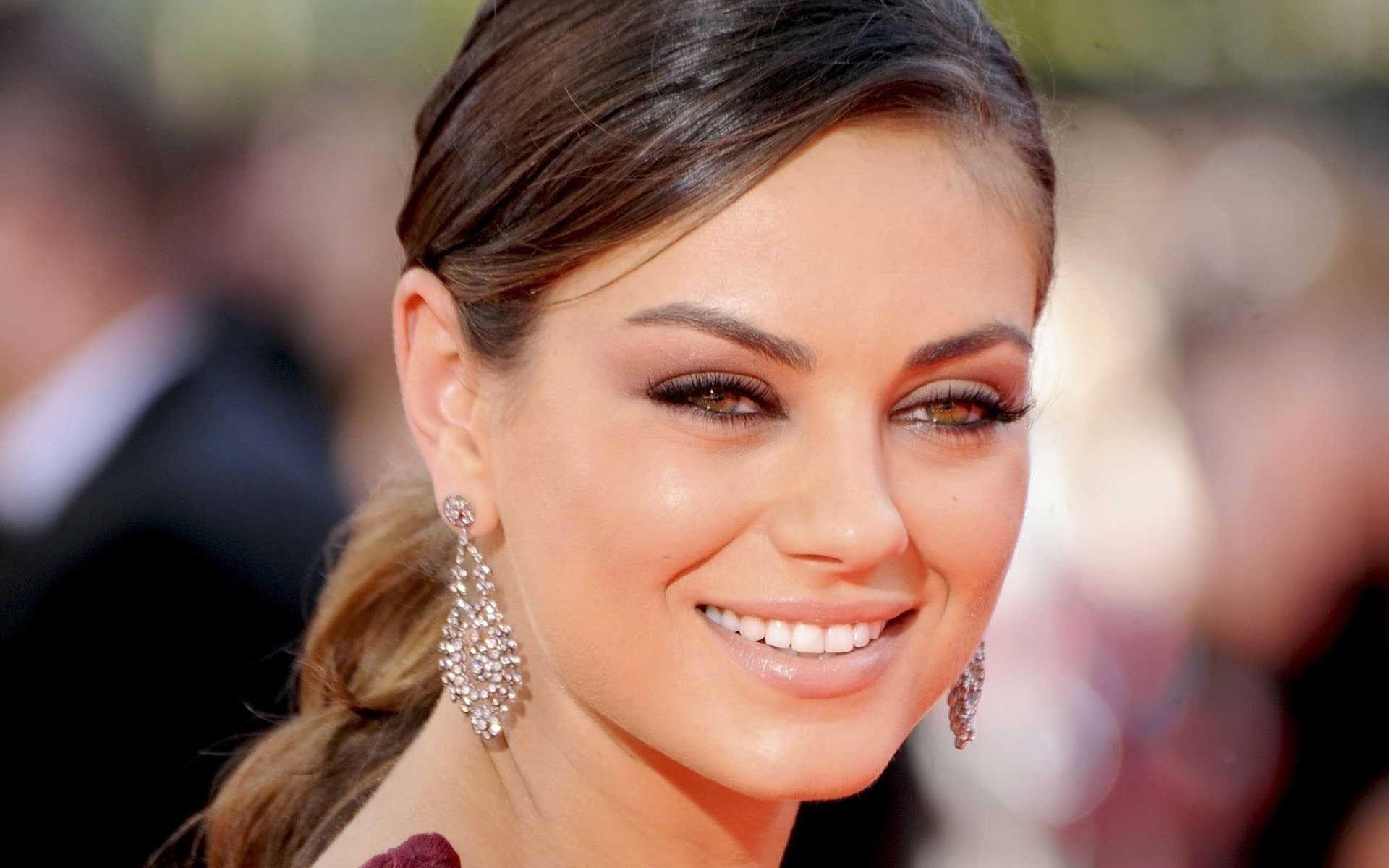 1920x1200 Eye Closeup Face Wallpaper of Hollywood Actress Mila Kunis