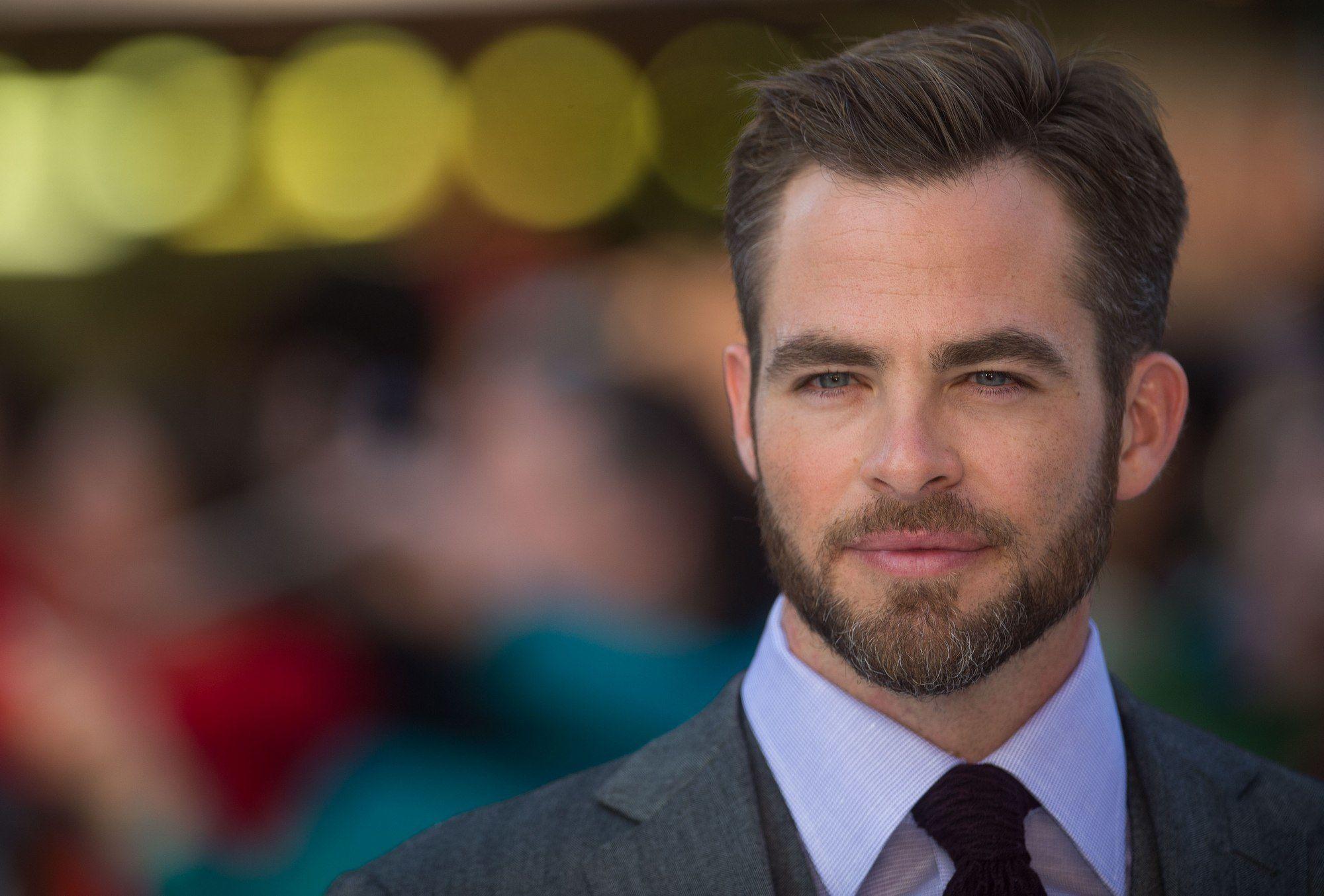 2000x1354 Wallpaper Chris Pine Man Moustache Beard Staring Celebrities