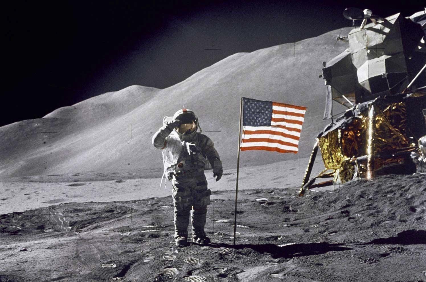 Человек на луне сша. Американцы на Луне. Флаг США на Луне. Были ли американцы на Луне Аргументы. Гифы американцы на Луне.