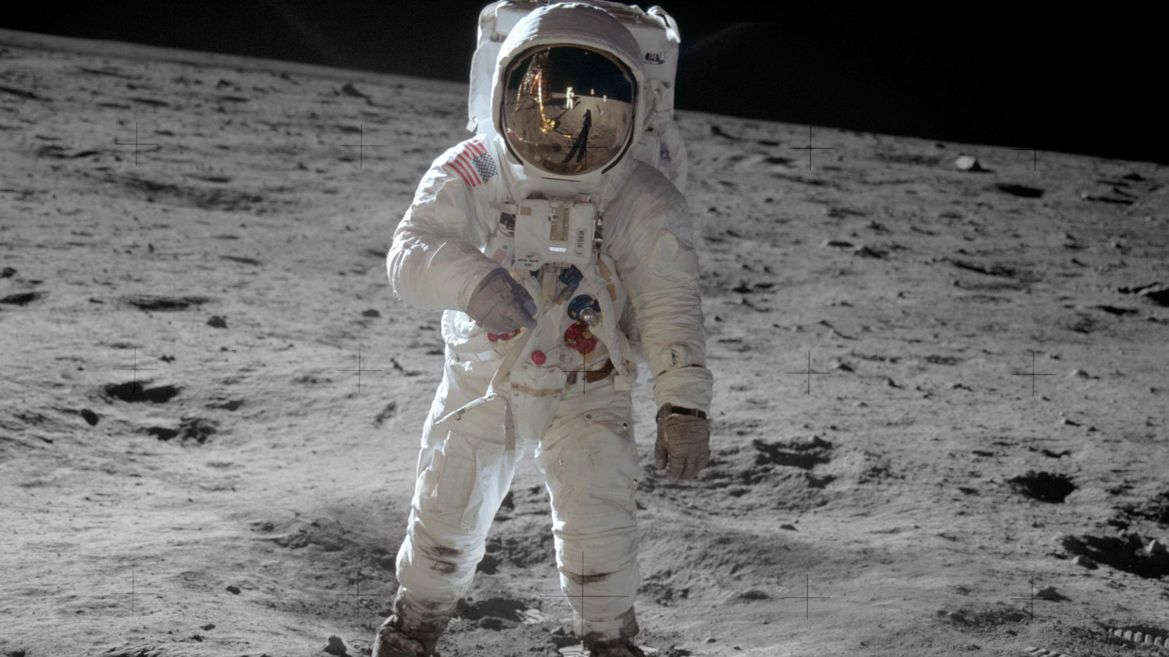 52 Best Free Astronaut On Moon Wallpapers - WallpaperAccess