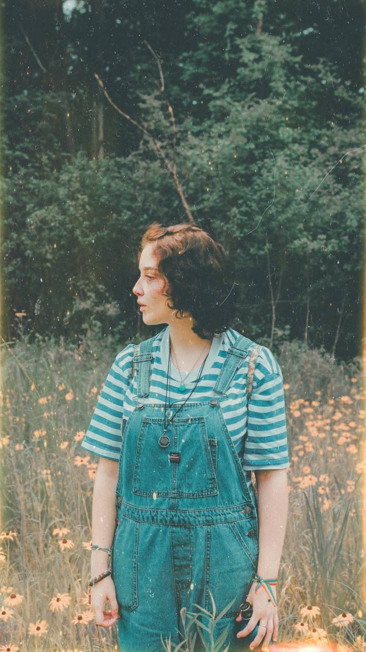 720x1280 Chloe Moriondo Wallpaper