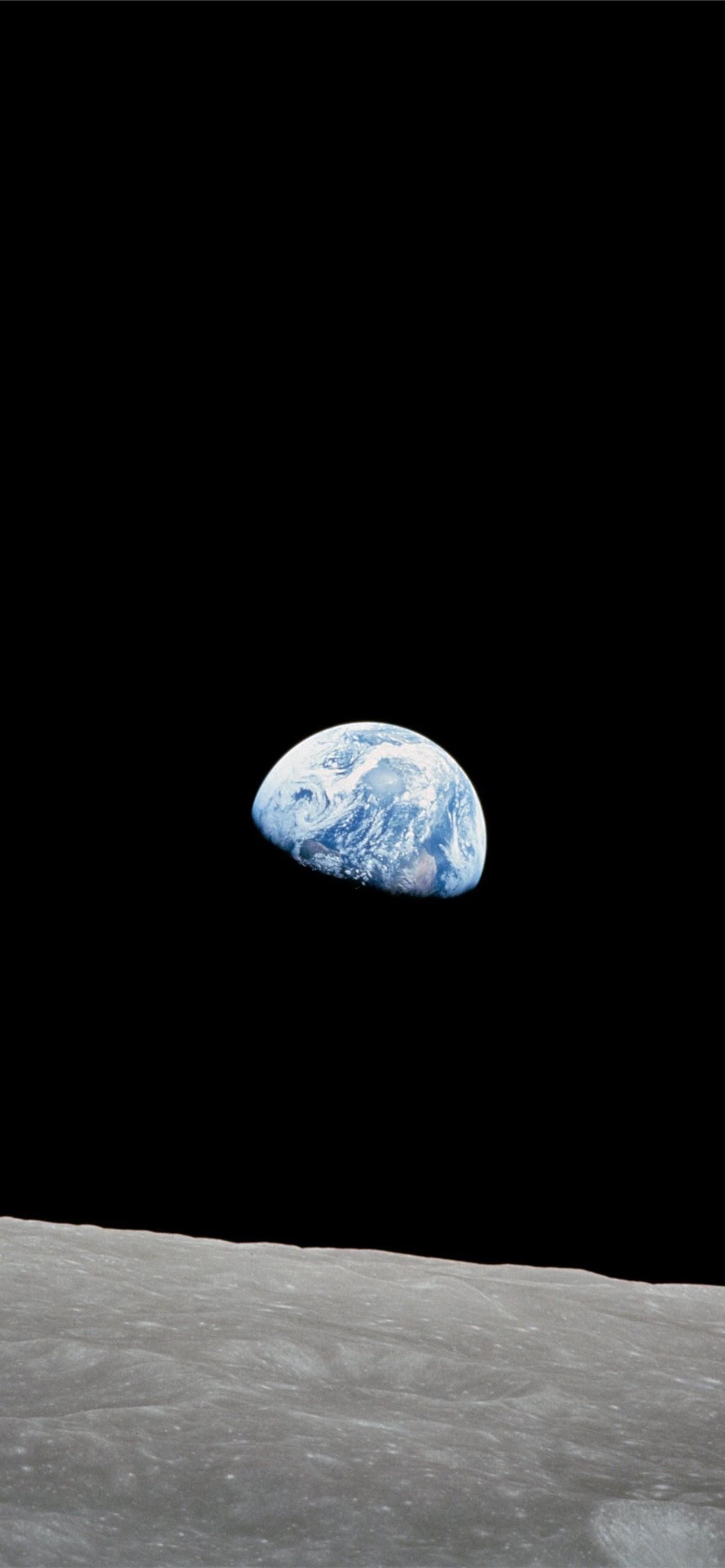 1284x2778 Apollo 8's Iconic Earthrise Photo iPhone Wallpaper Free Download
