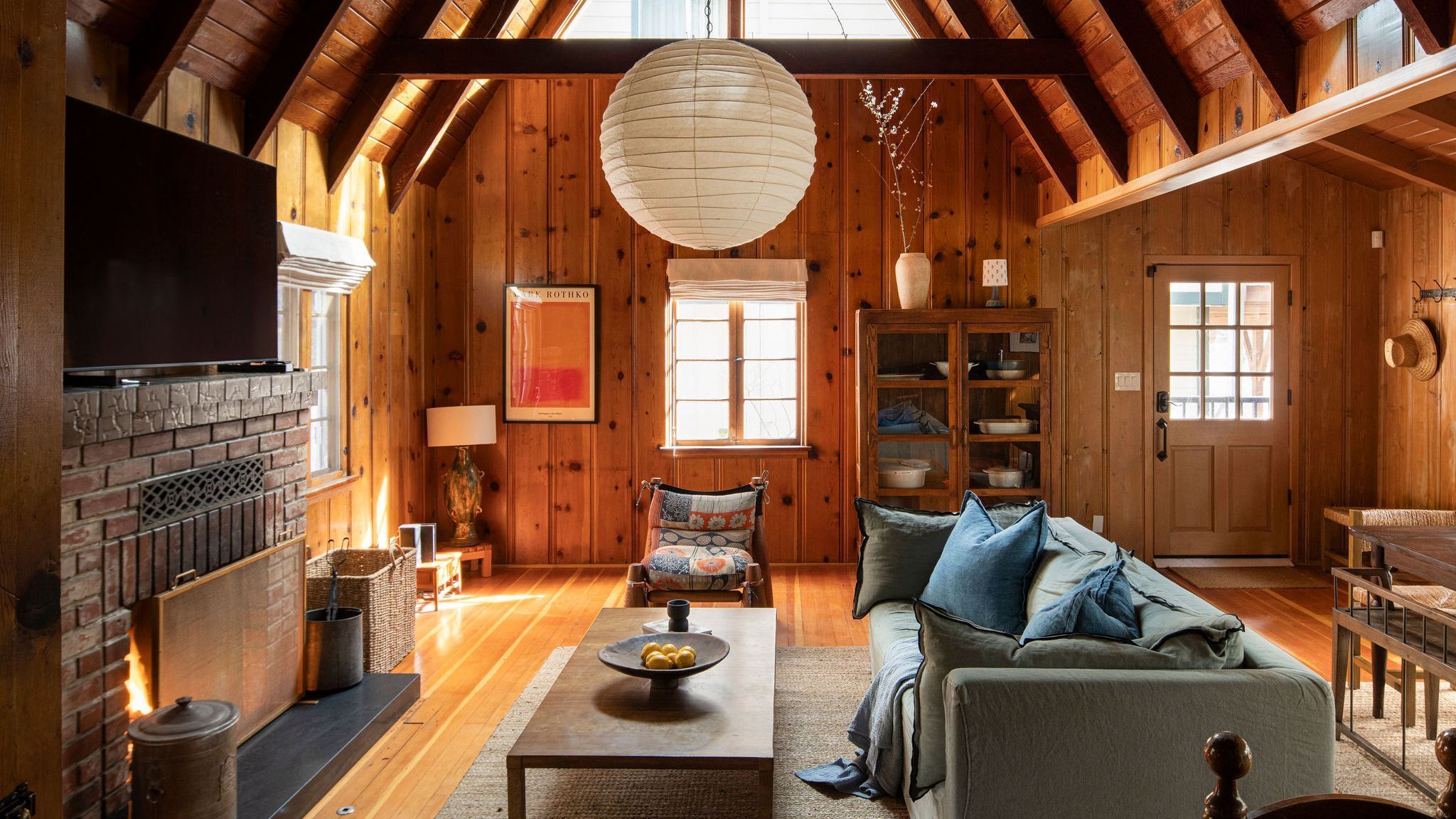 2048x1152 This Charming California Cabin Is All About Warmth and Character
