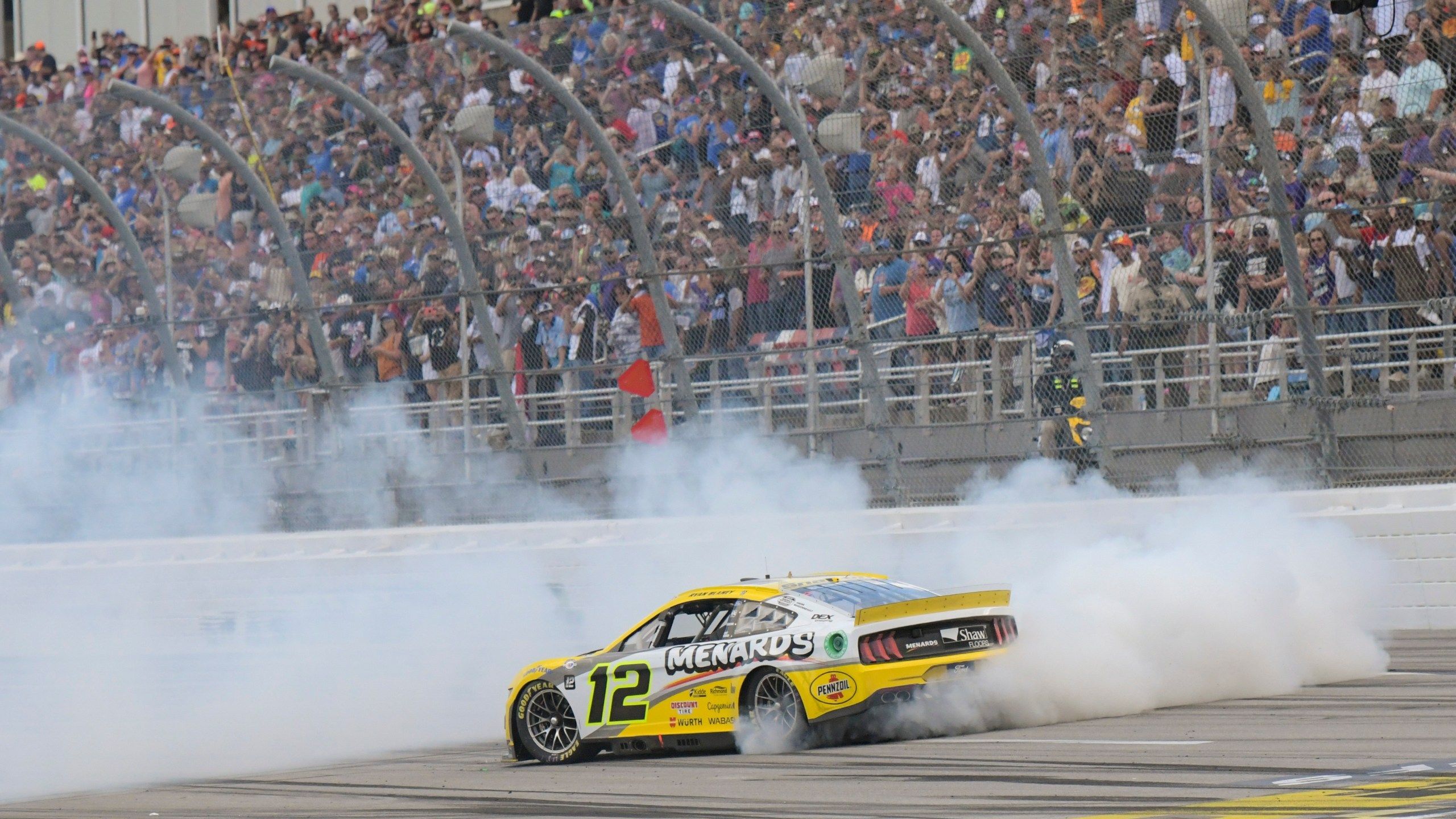 2560x1440 Blaney beats Harvick at Talladega to advance in NASCAR playoffs. Harvick disqualified after race