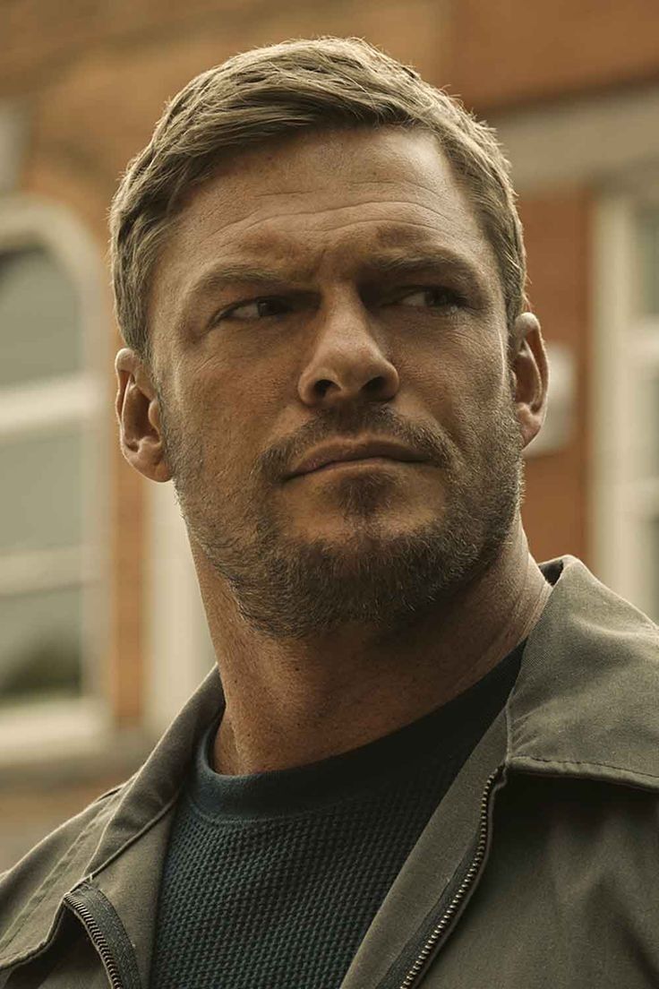 736x1104 Сецун. Alan ritchson, Jack reacher, Man looking up