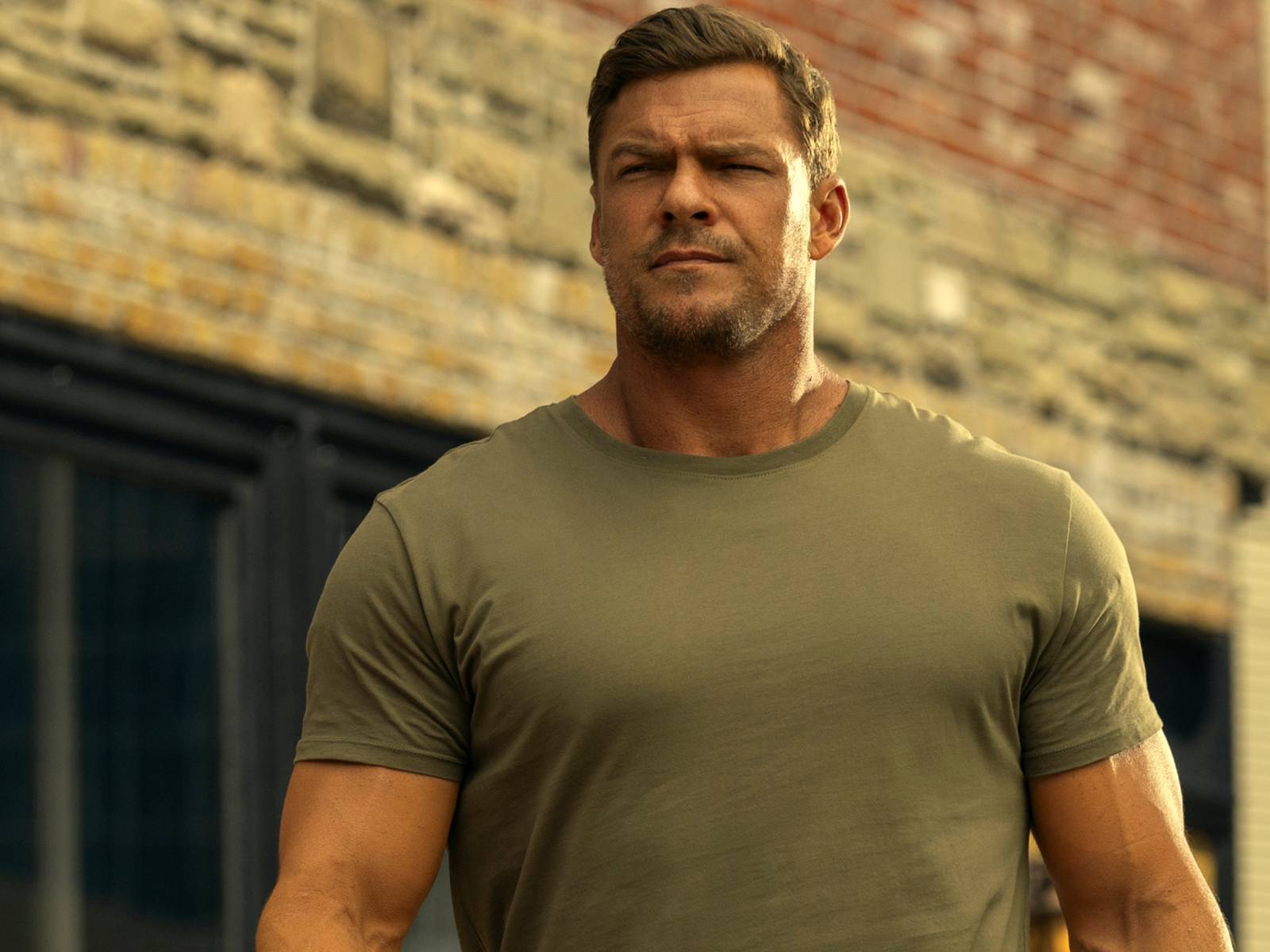 1600x1200 Reacher's Alan Ritchson Sparks Controversy in New Image With Former U.S. President