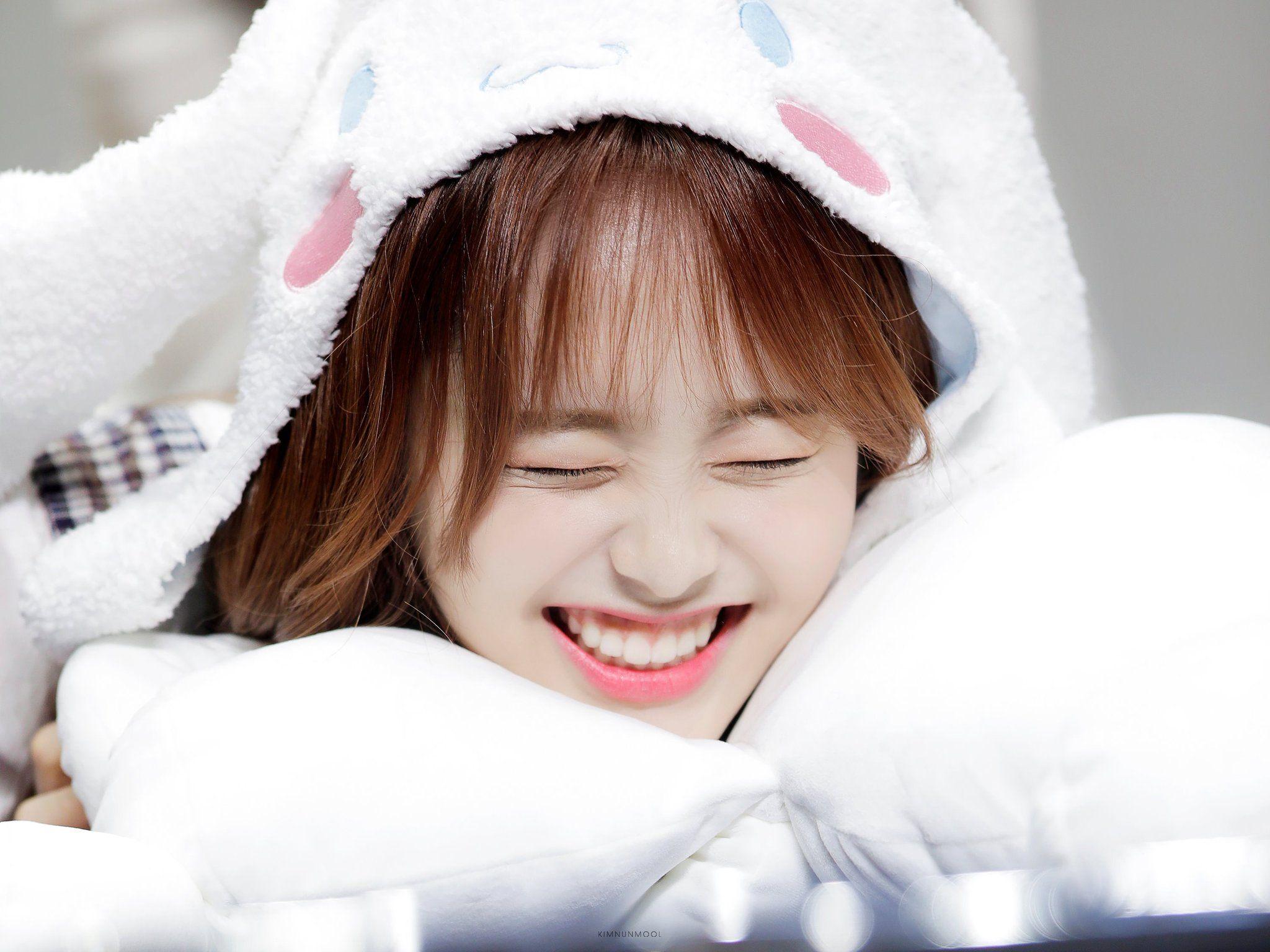 2048x1536 APPRECIATION's Chuu + Plushies = the greatest love story