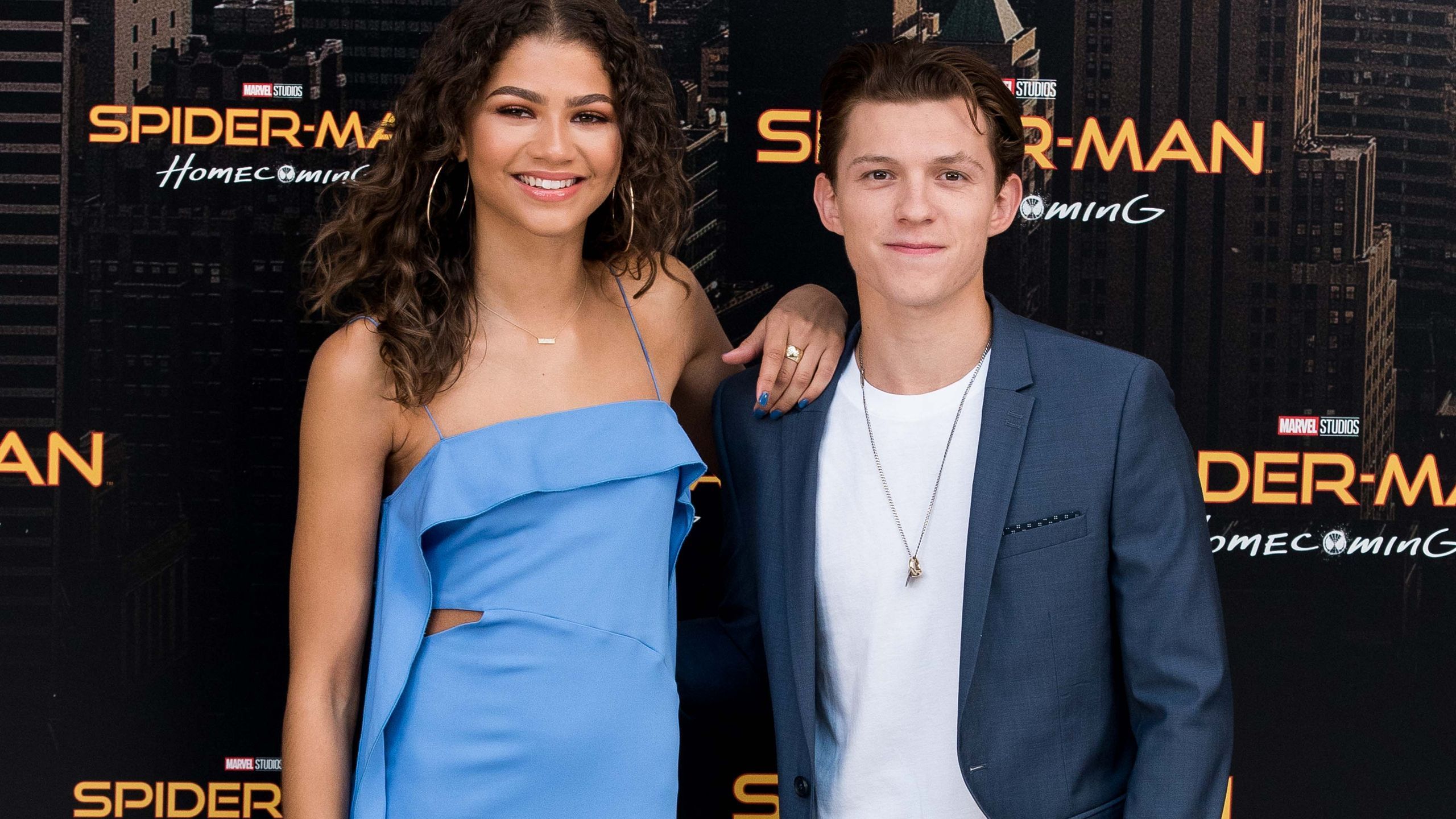 2560x1440 Zendaya And Tom Holland Share Clothes On 'Spider Man: Homecoming' Press Tour