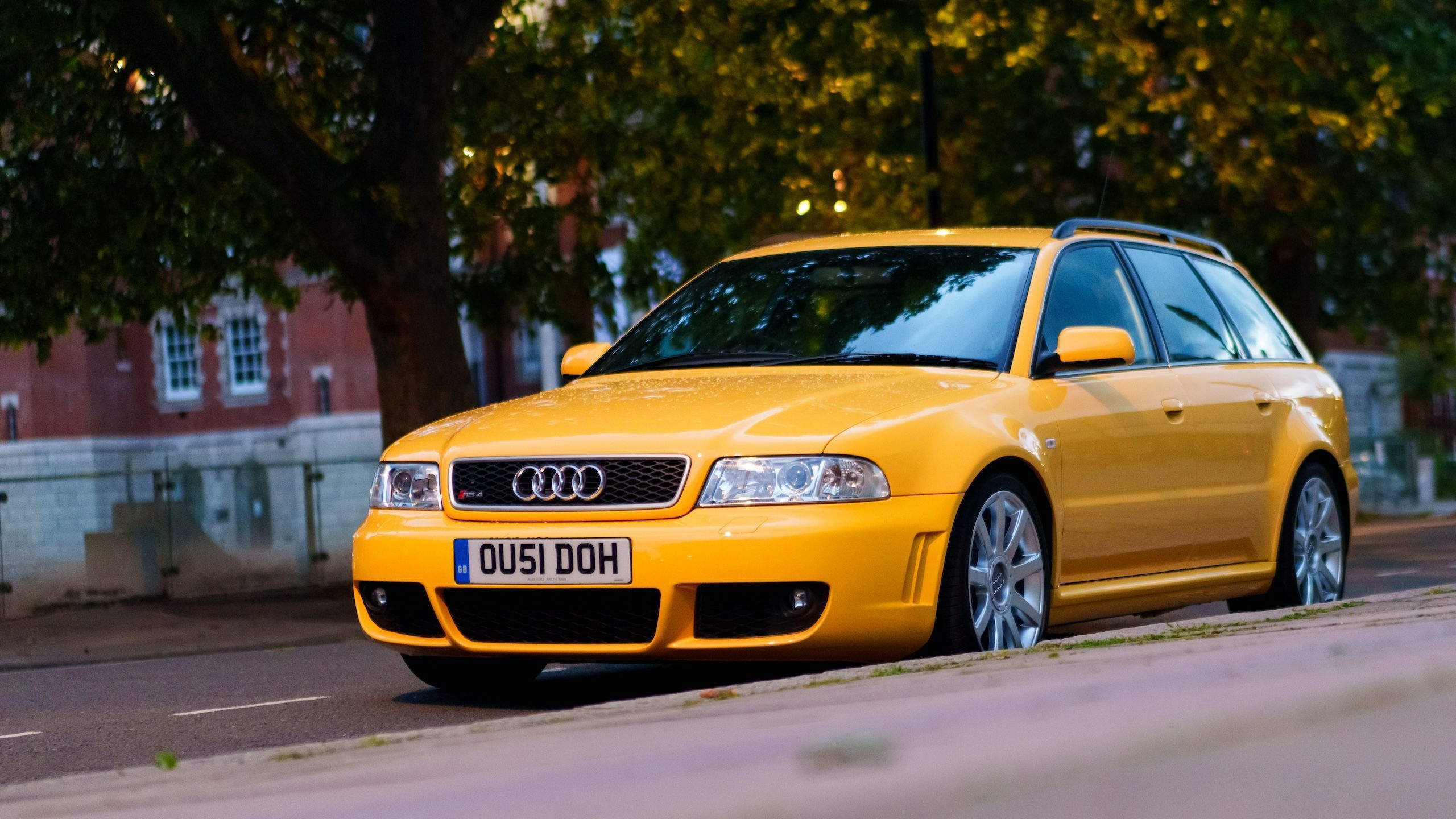 2560x1440 The 2001 Audi B5 RS4 Avant Is Sensible Yet Cartoonish Lunacy