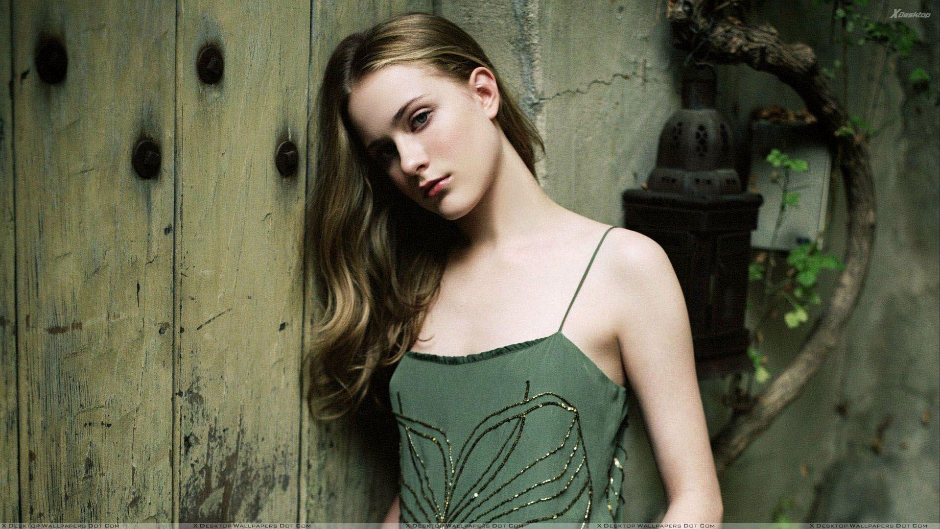 1920x1080 Evan Rachel Wood Side Pose In Green Top Wallpaper
