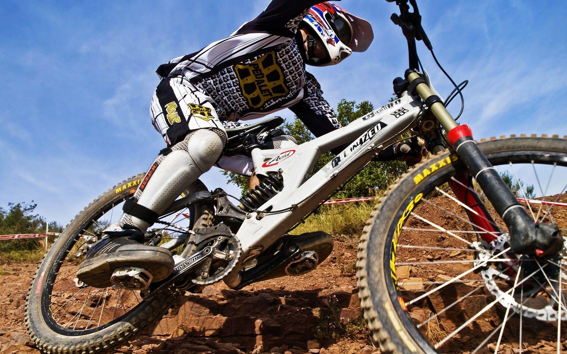1920x1200 Bike Race