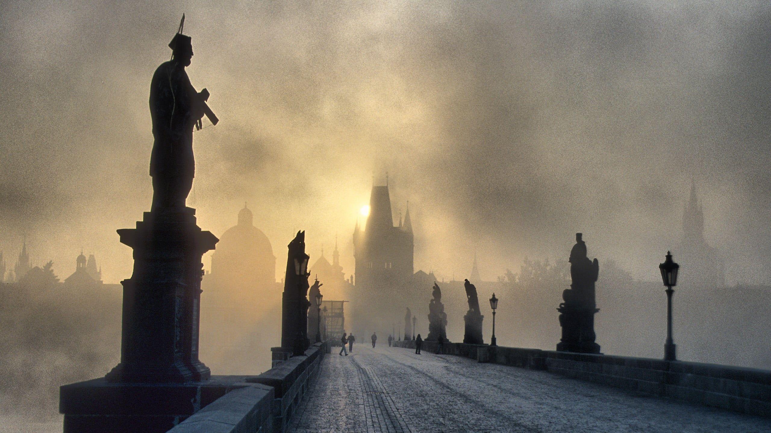 2560x1440 Gray concrete bridge, mist, Prague, Czech Republic, Charles Bridge