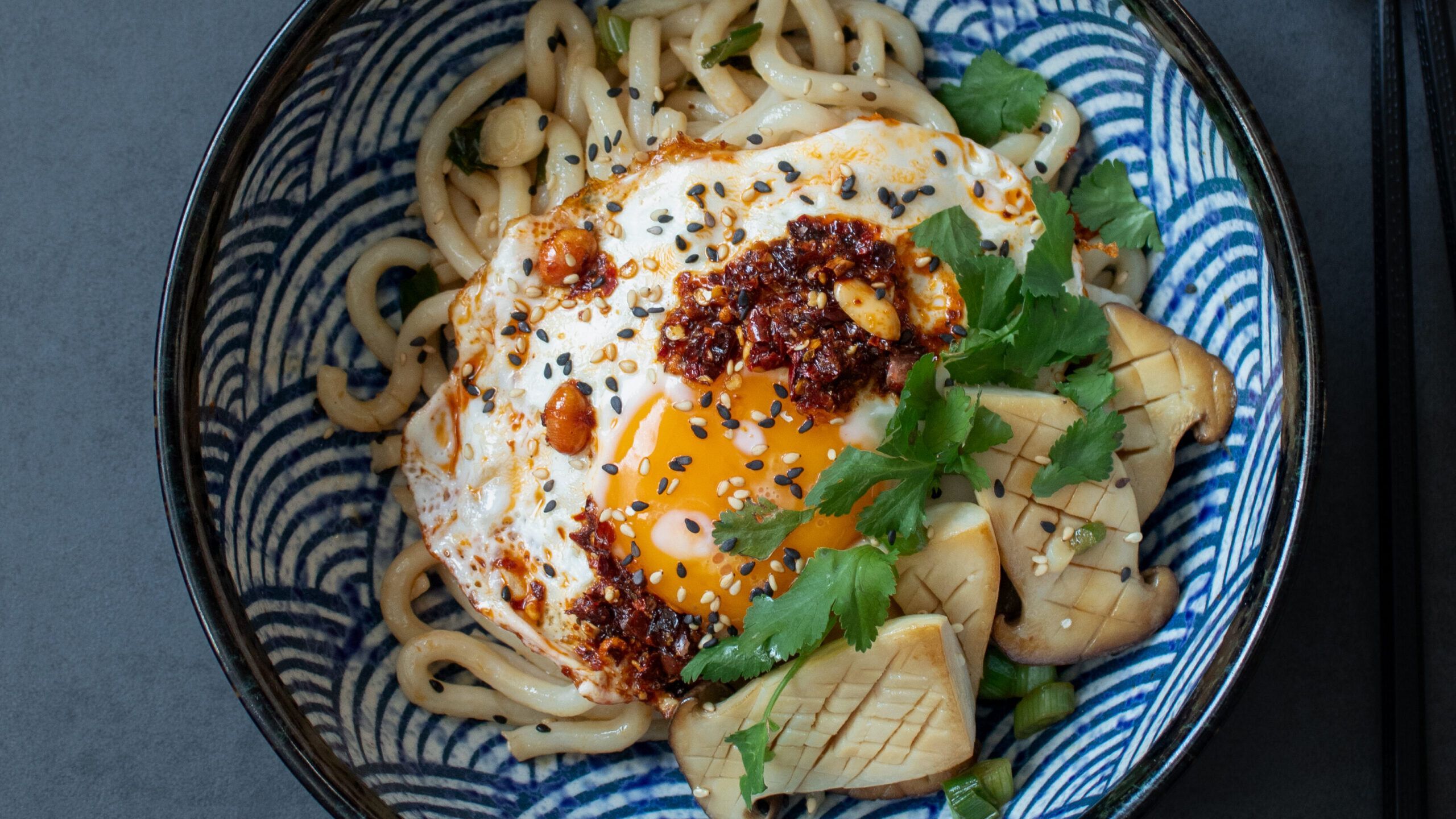 2560x1440 Udon Noodles with Fried Egg and King Oyster Mushrooms