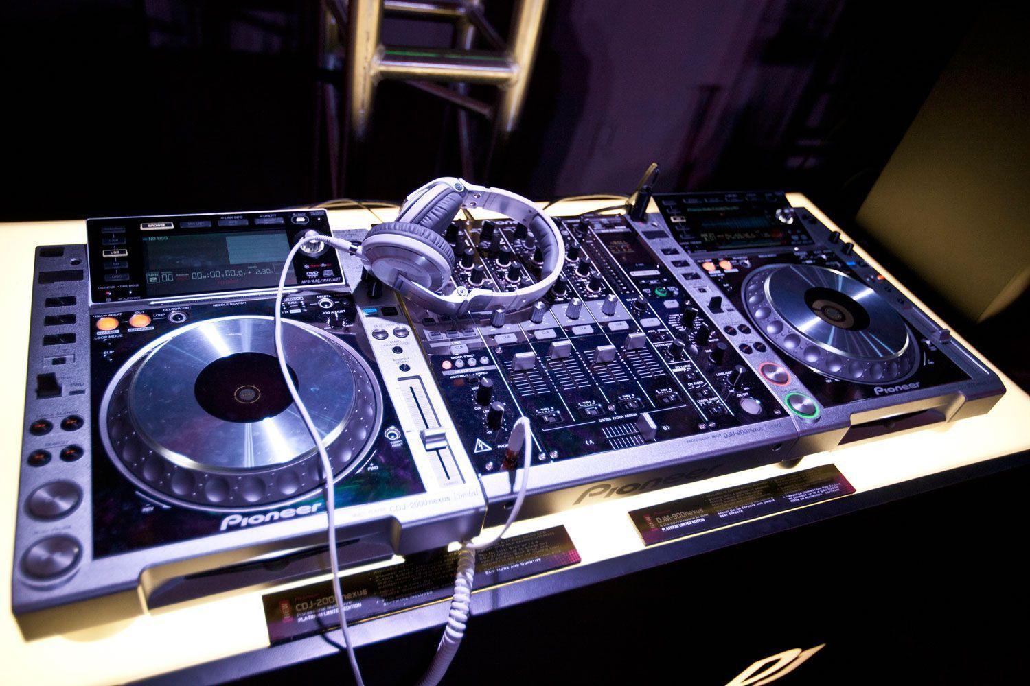 1500x1000 Mixer Sound System Wallpaper