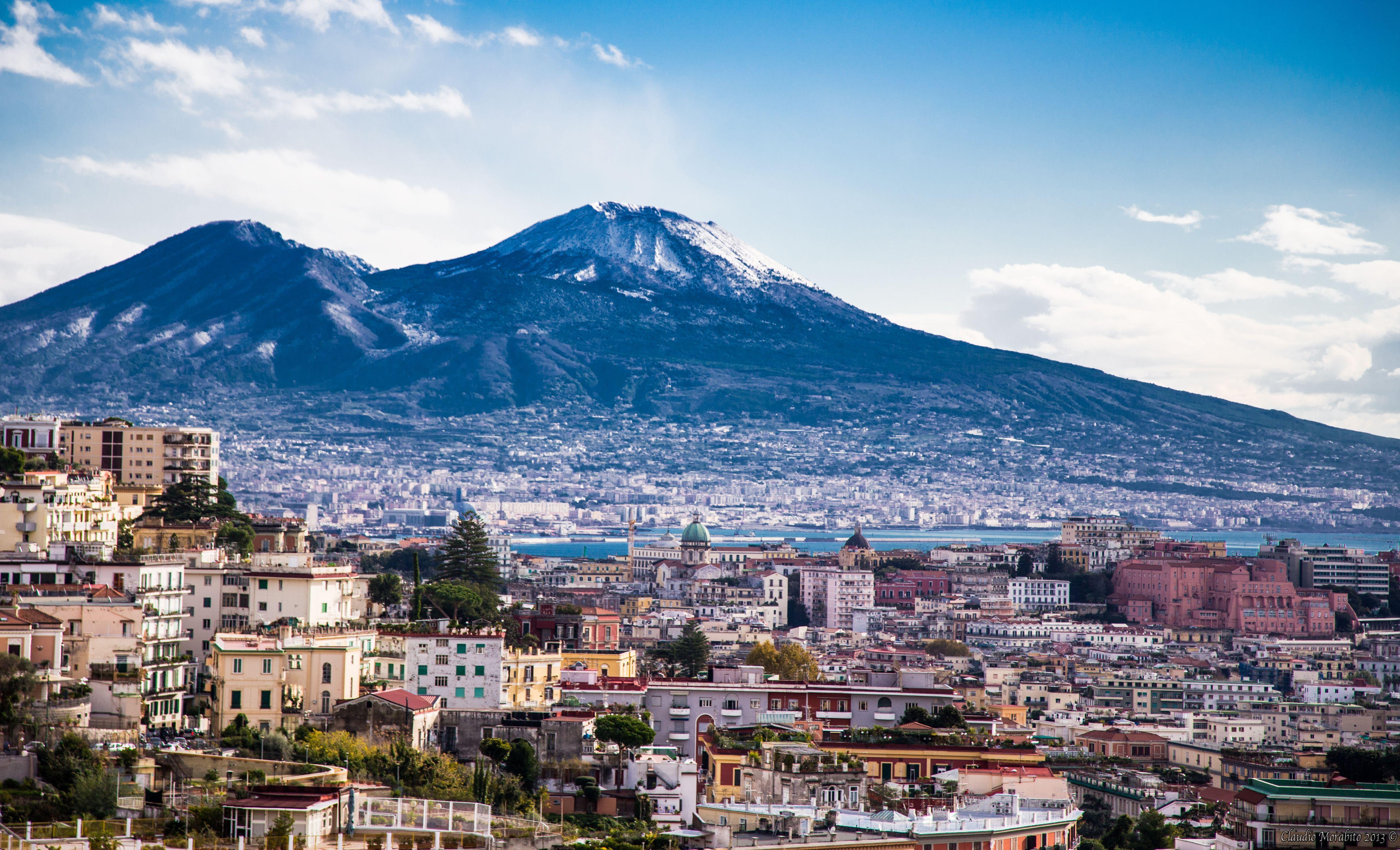 Везувий италия город. Гора Везувий Неаполь. Неаполь Италия. Napoli город в Италии. Наполи Италия Везувий.