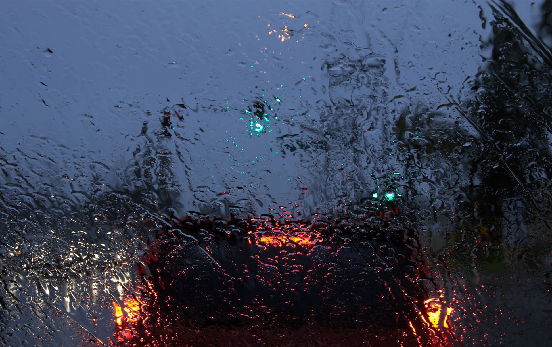 1920x1207 Download Catch the beauty of raindrops in a beautiful moment. Wallpaper