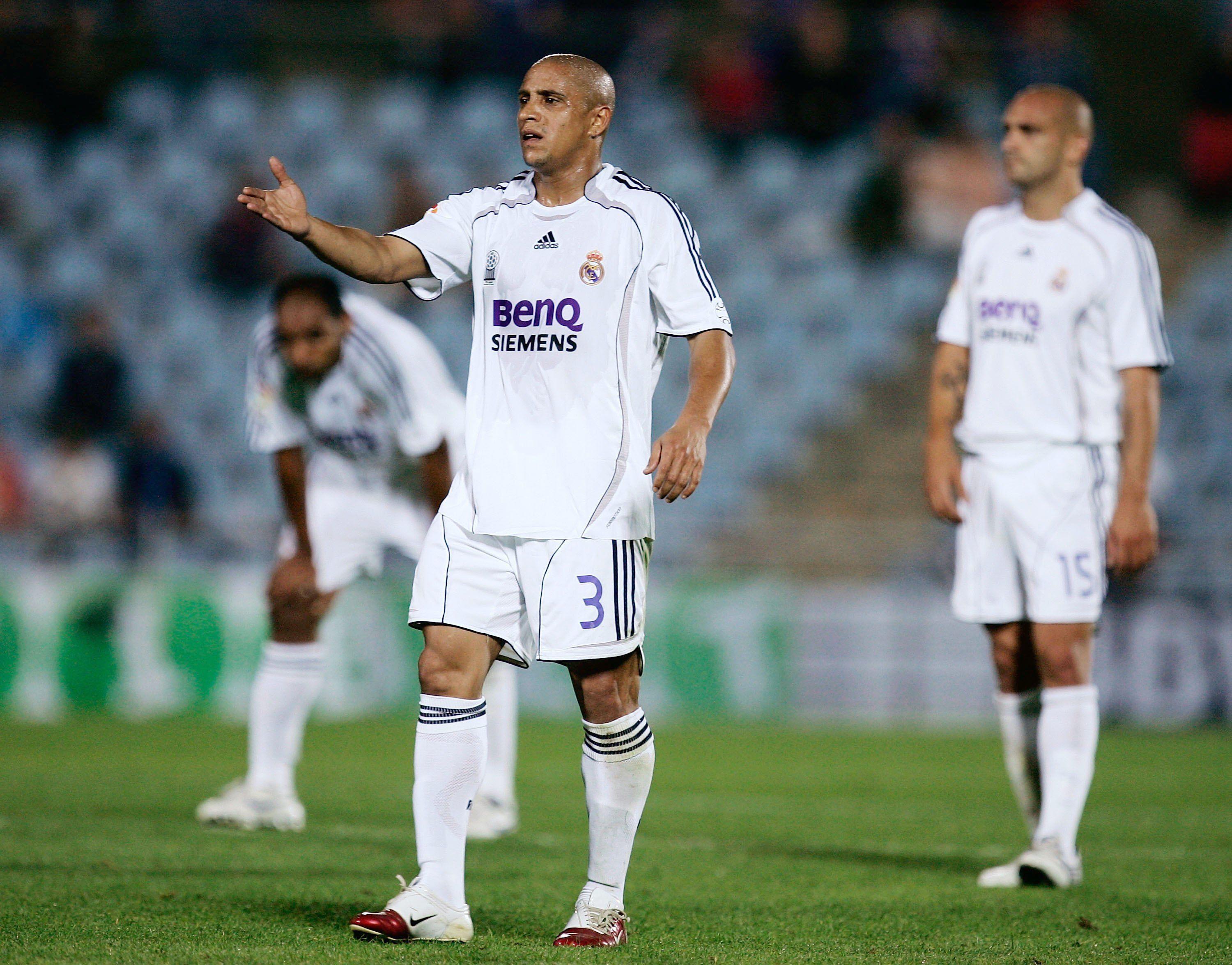 3000x2350 Football legend Roberto Carlos on the field in a middle
