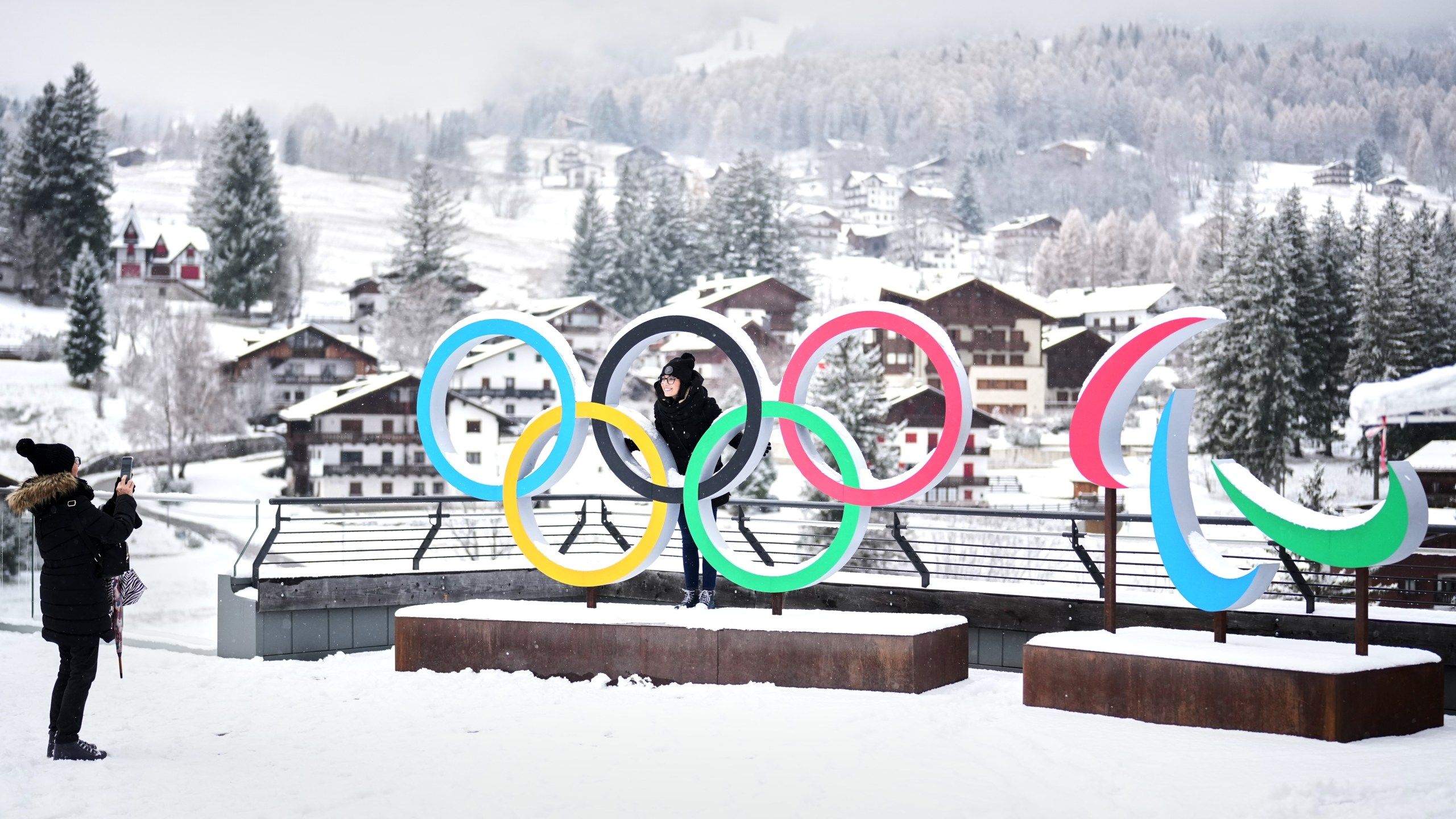 2560x1440 Guard at Winter Olympic construction site dies in nighttime subfreezing temperatures