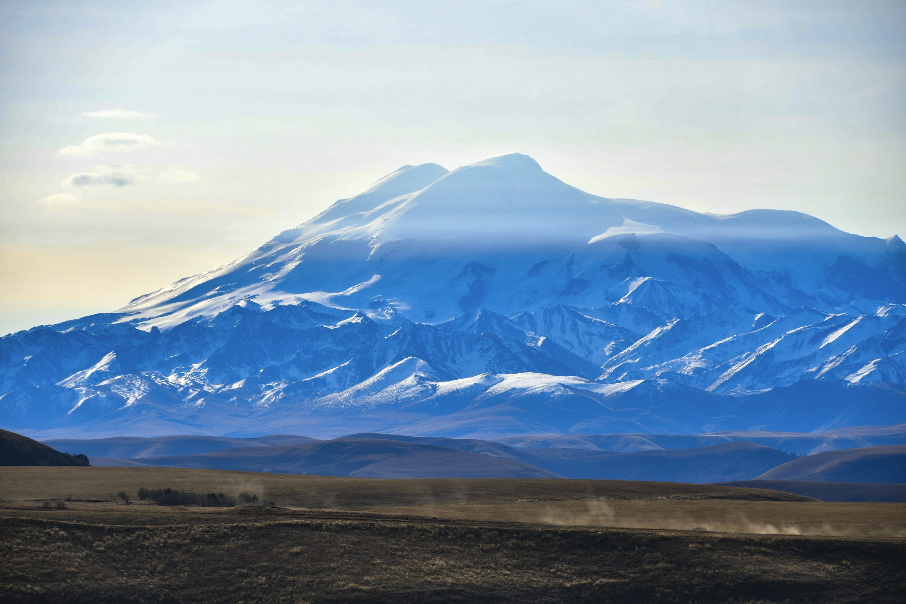 3000x2000 A large snow covered mountain in the distance photo