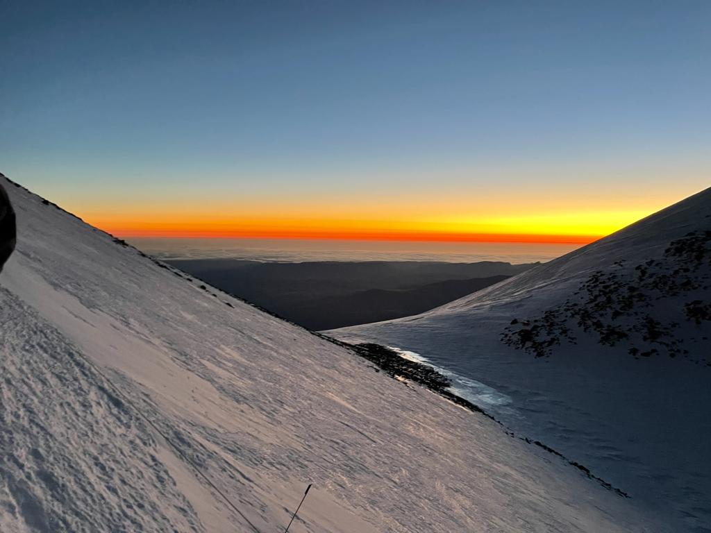1024x768 Beautiful summit day on Mount Elbrus