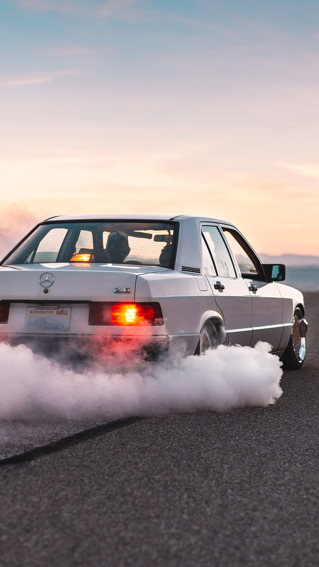 1215x2160 Mercedes 190E