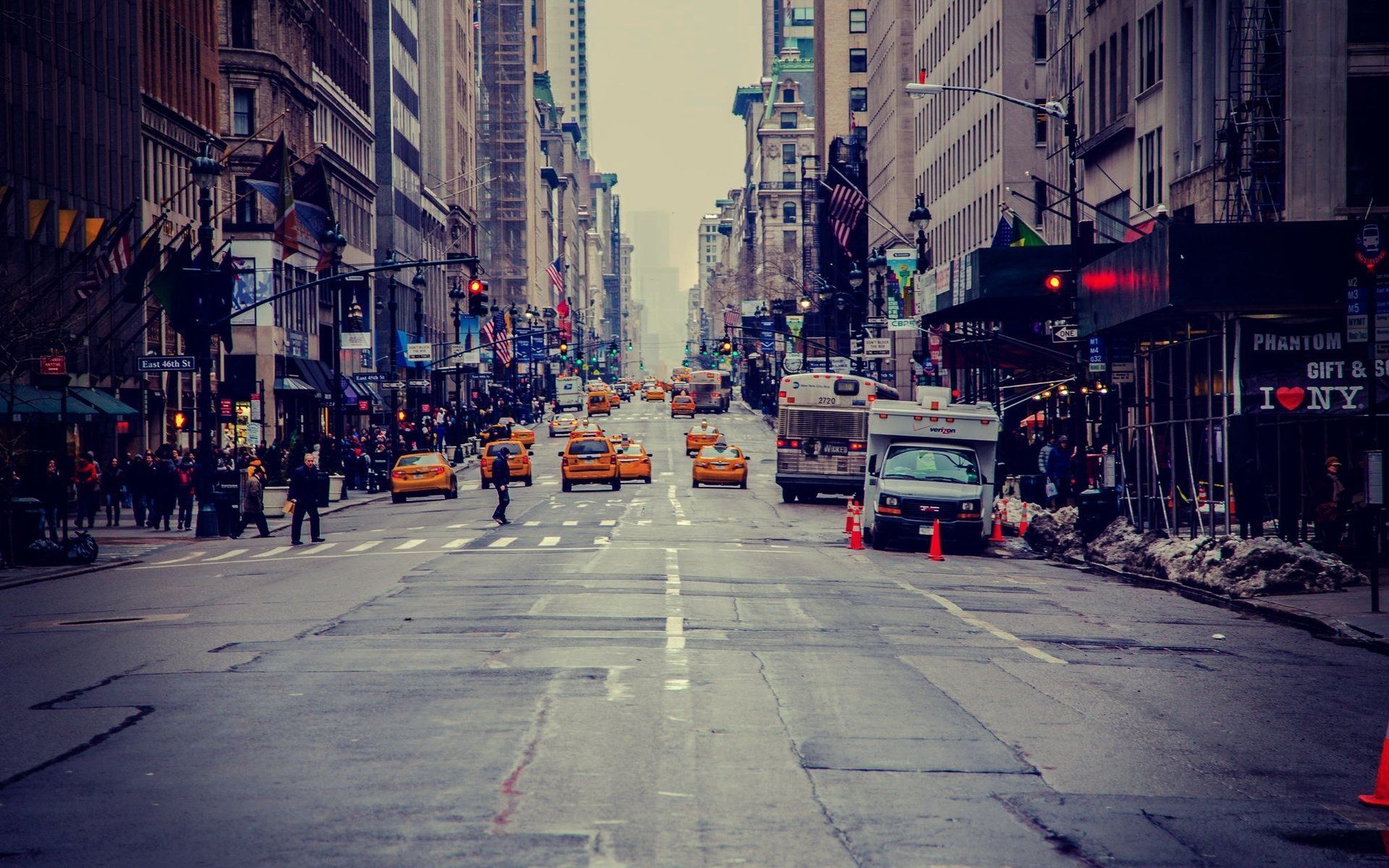 1920x1200 Vibrant New York City Street with Iconic Yellow Taxis