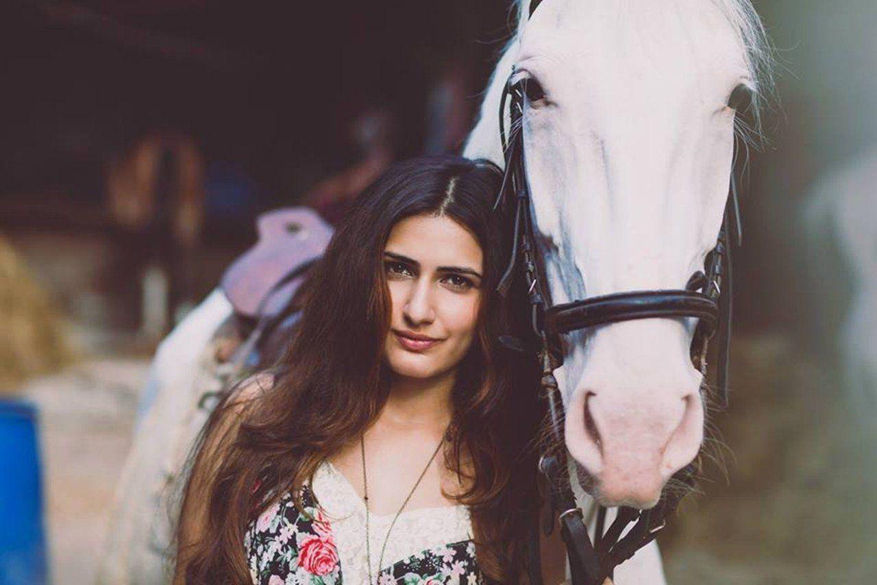 1280x853 Actress Fatima Sana Shaikh With Horse Riding Wallpaper in 2020