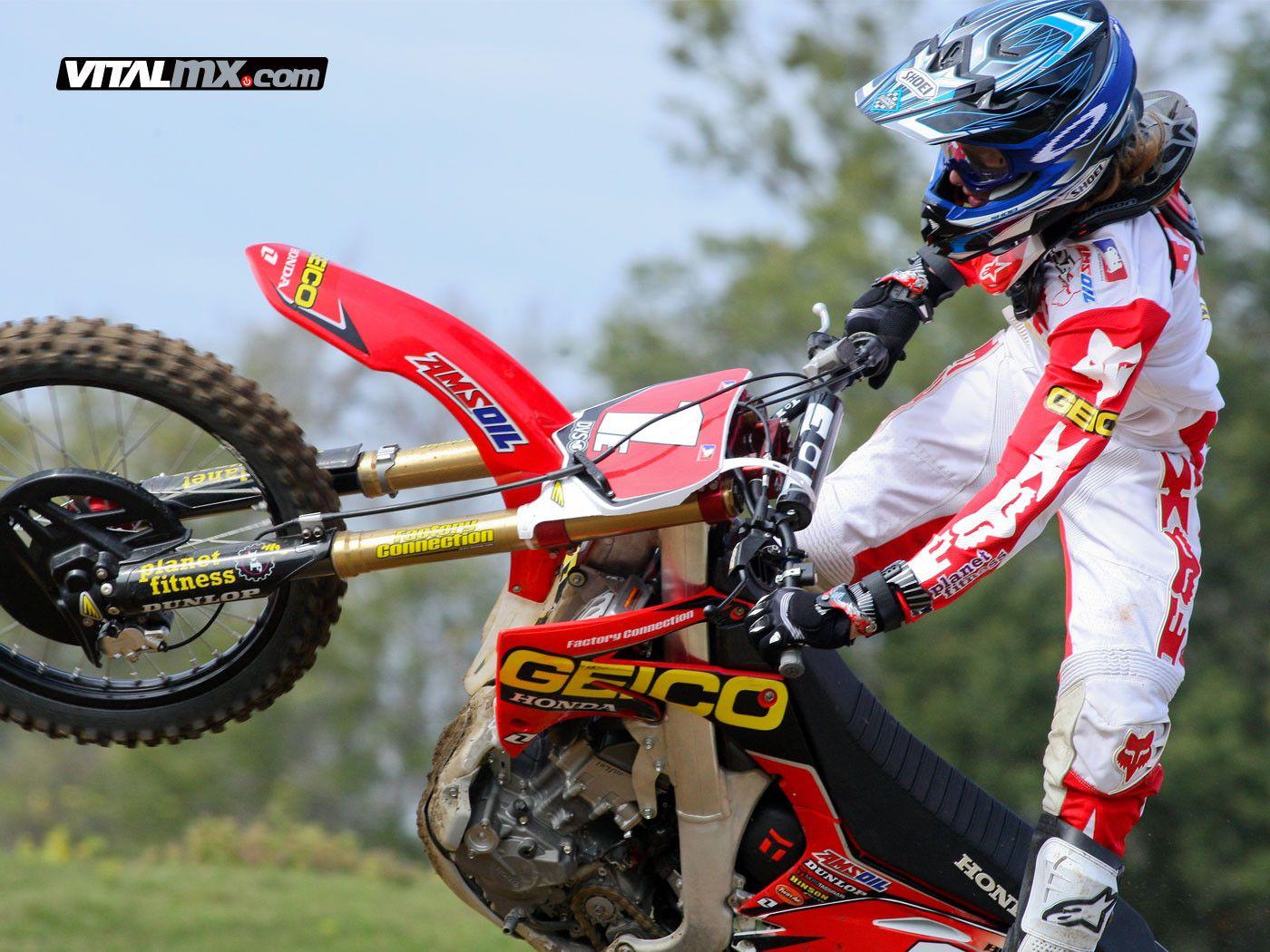 1400x1050 Supercross Barcia wearing a BNS and Oakley goggles